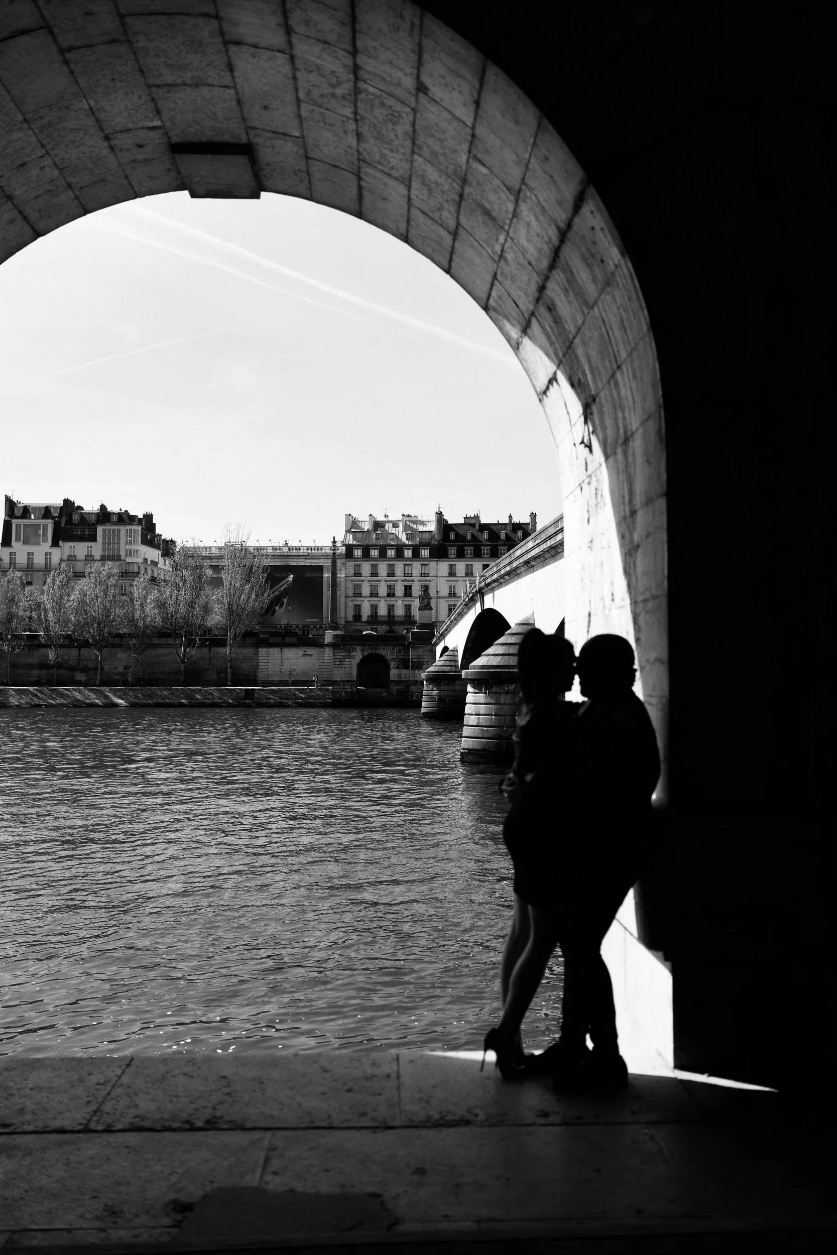 Un photographe prend un couple en photo à paris