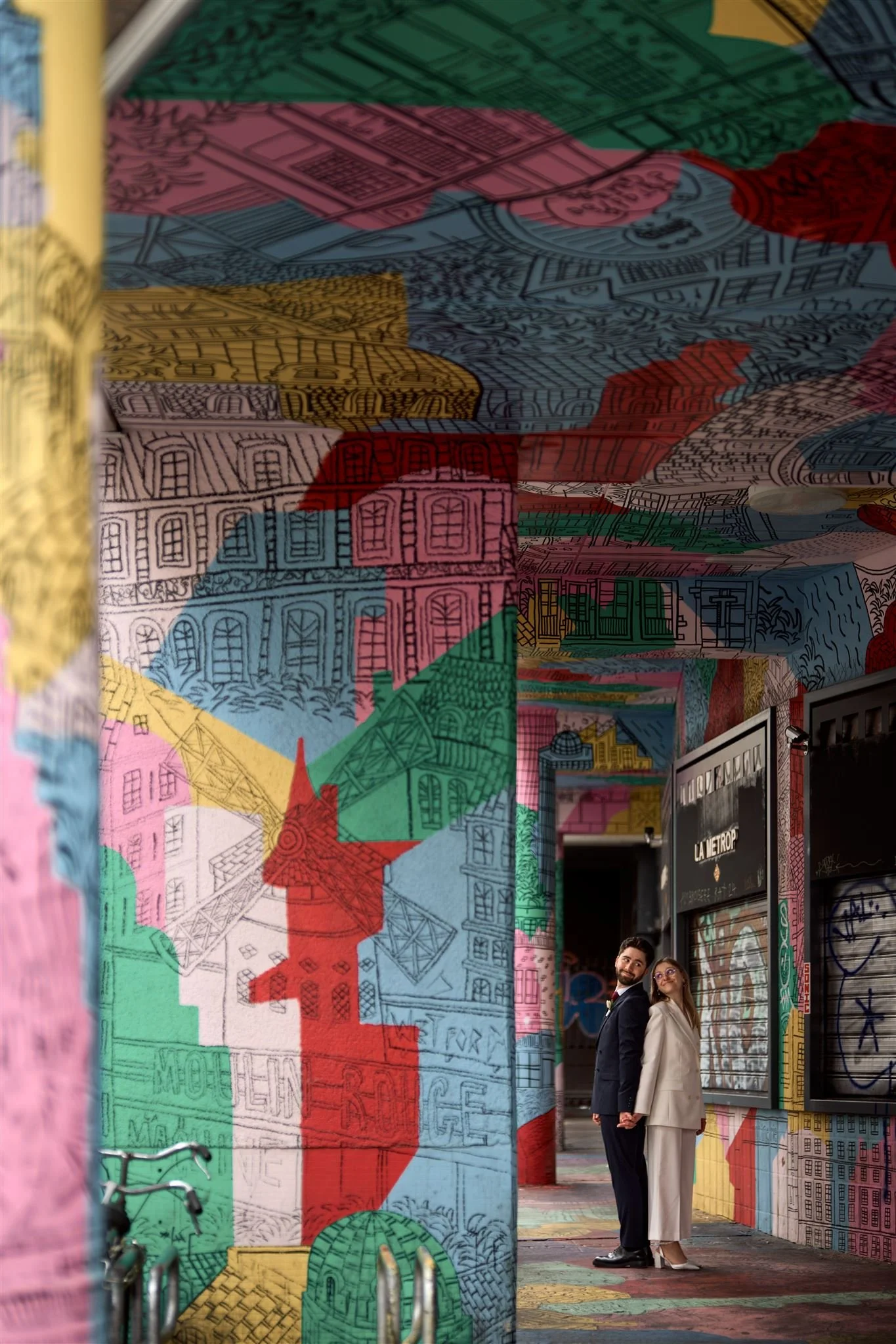 Un couple pendant une séance photo à paris