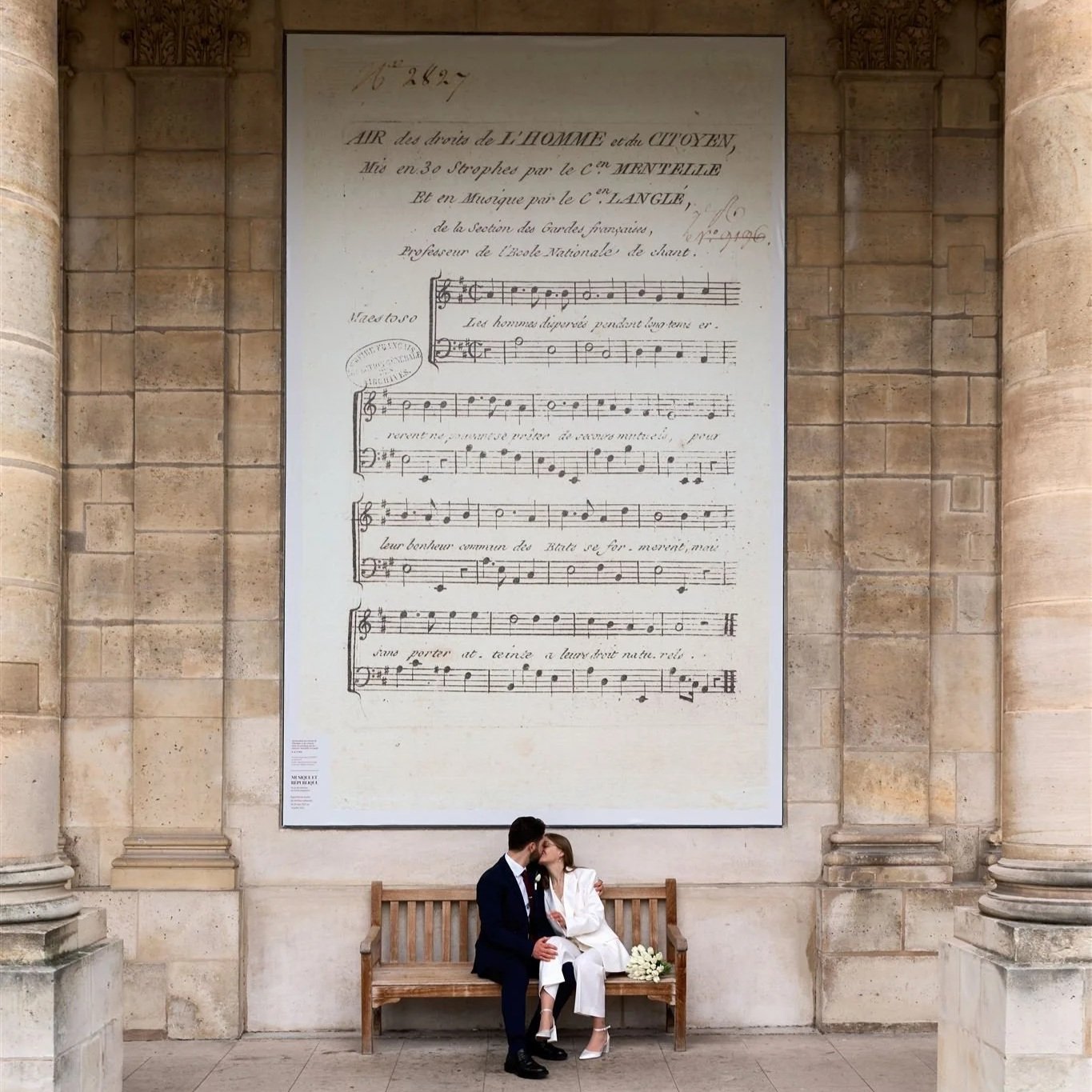 une photo d'un couple à paris dans le marais