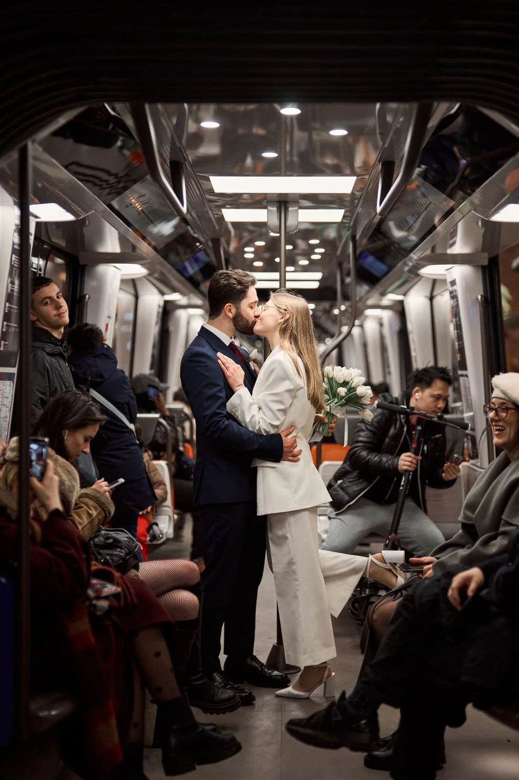 Une photo d'un couple dans le métro à paris.