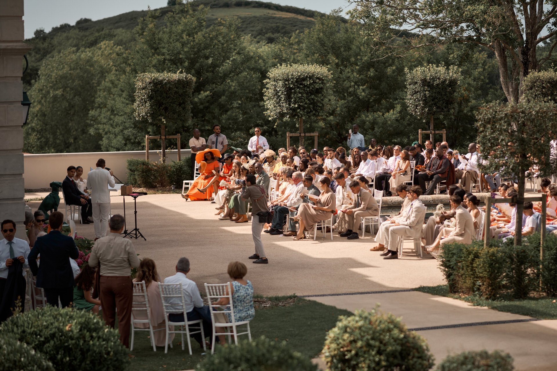 Un photographe de mariage en train de faire une photo
