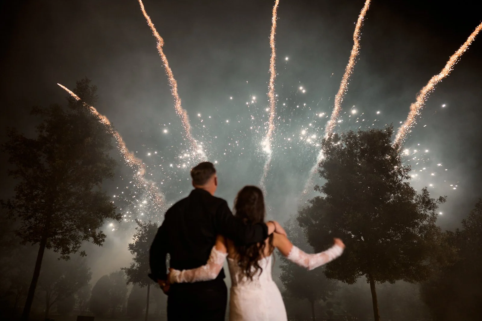 Un feu d'artifice pendant un mariage au domaine des hirondelles