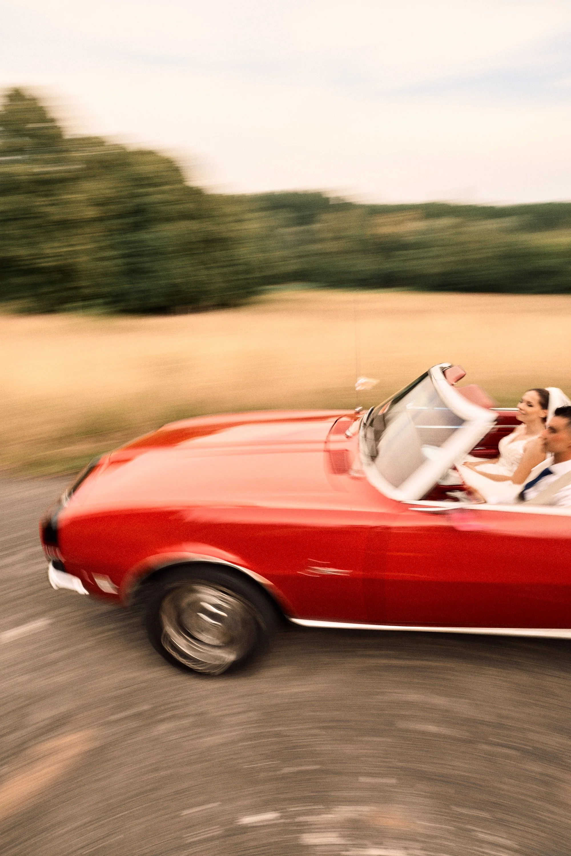Un couple dans une voiture
