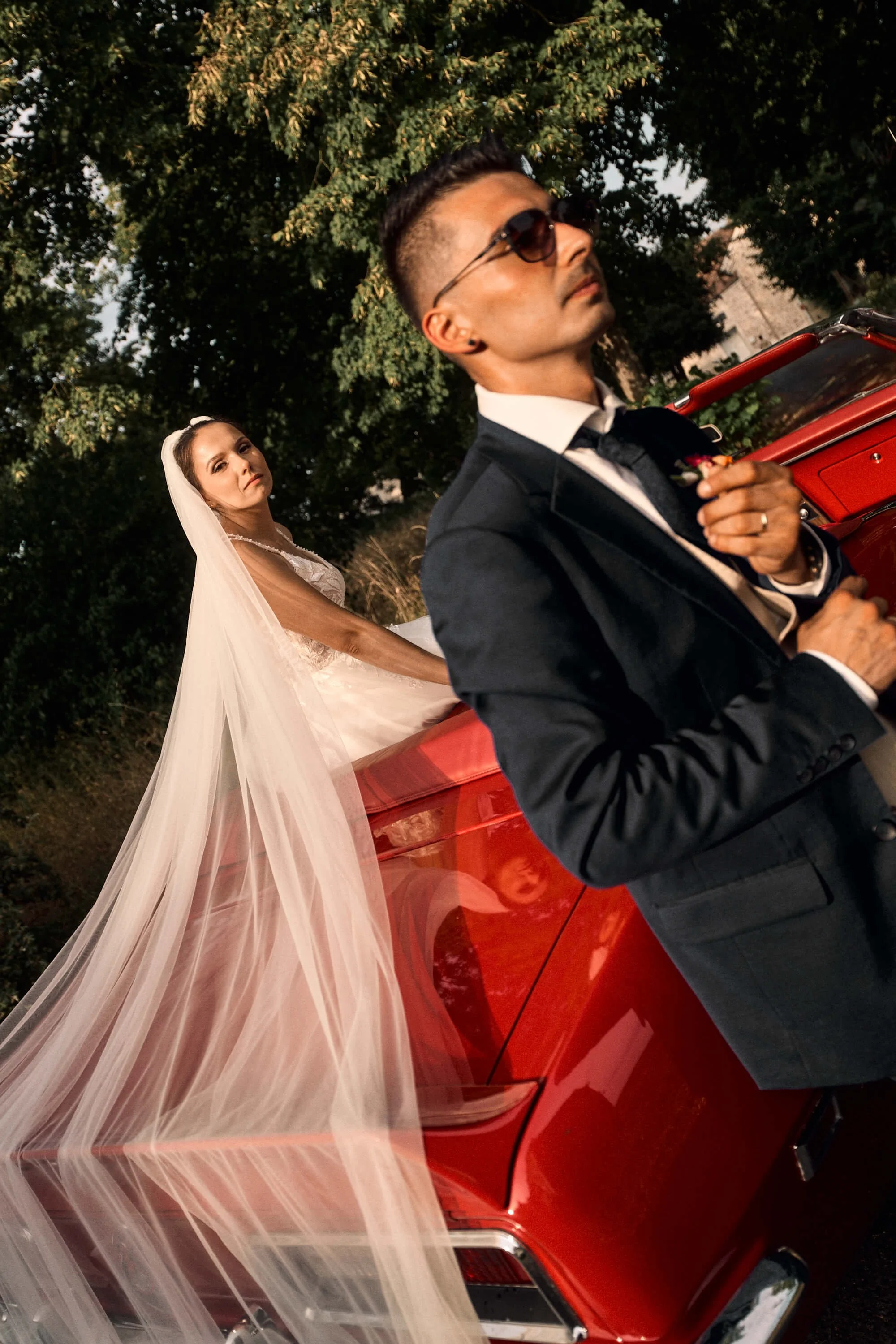 une photo de couple sur une mustang