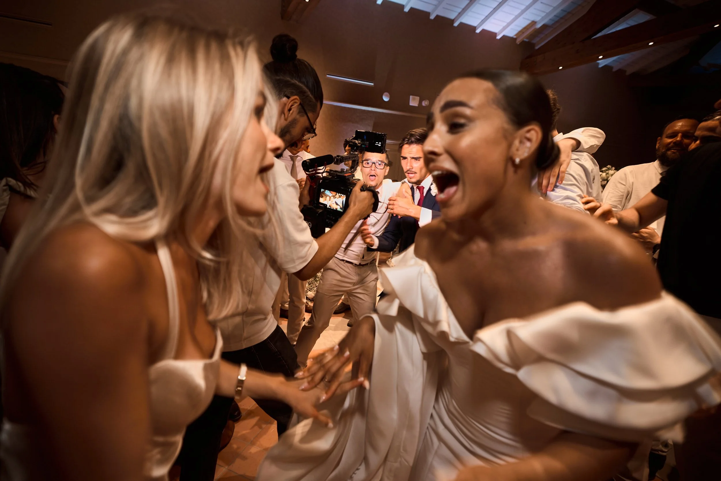 les invités dansent à un mariage