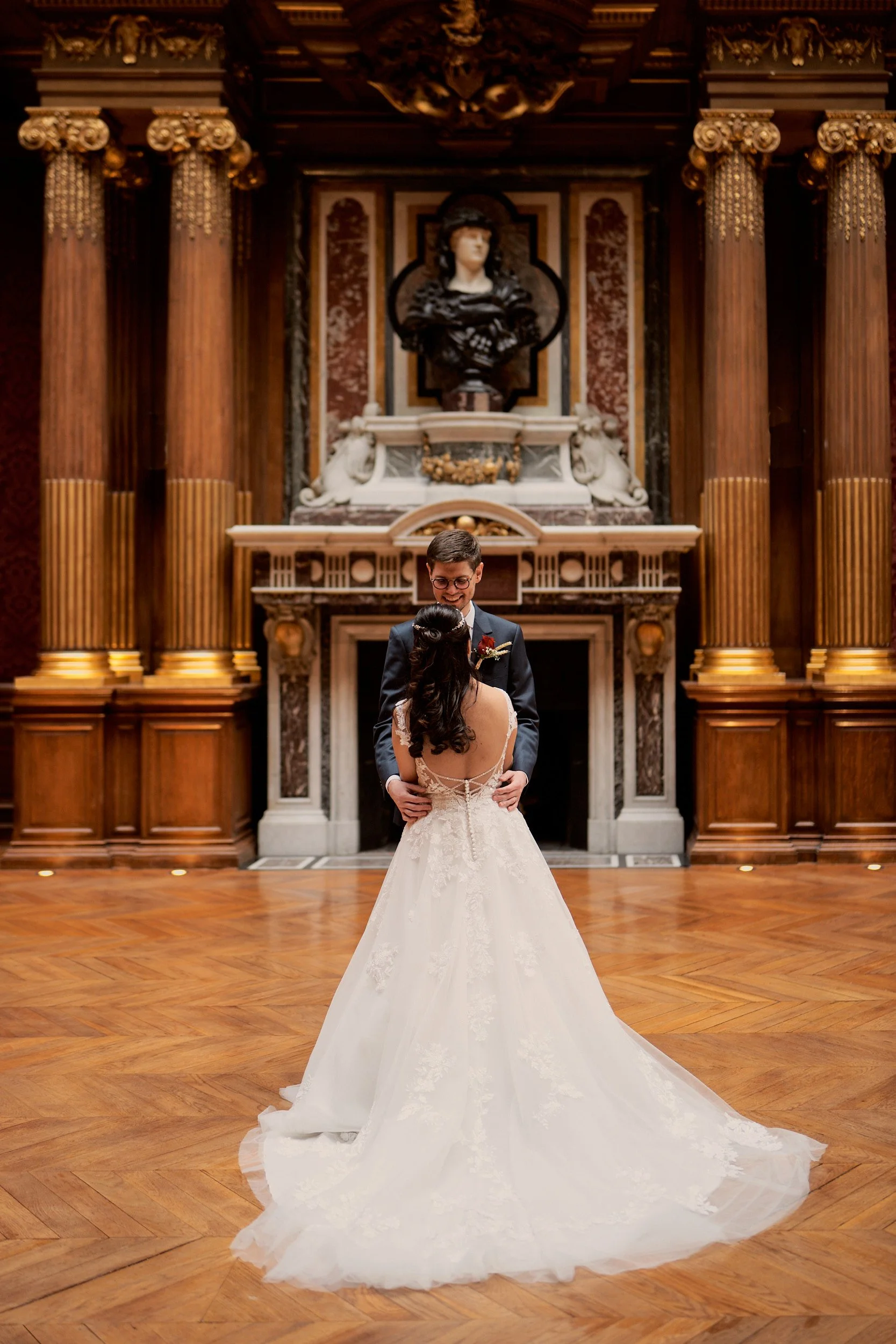 Photo de couple lors d'un mariage au château de Ferrières