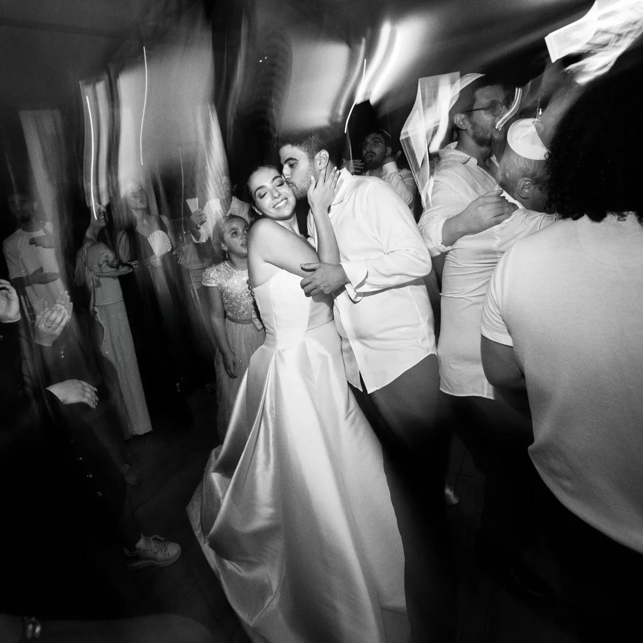 Une couple qui s'embrasse lors de son mariage