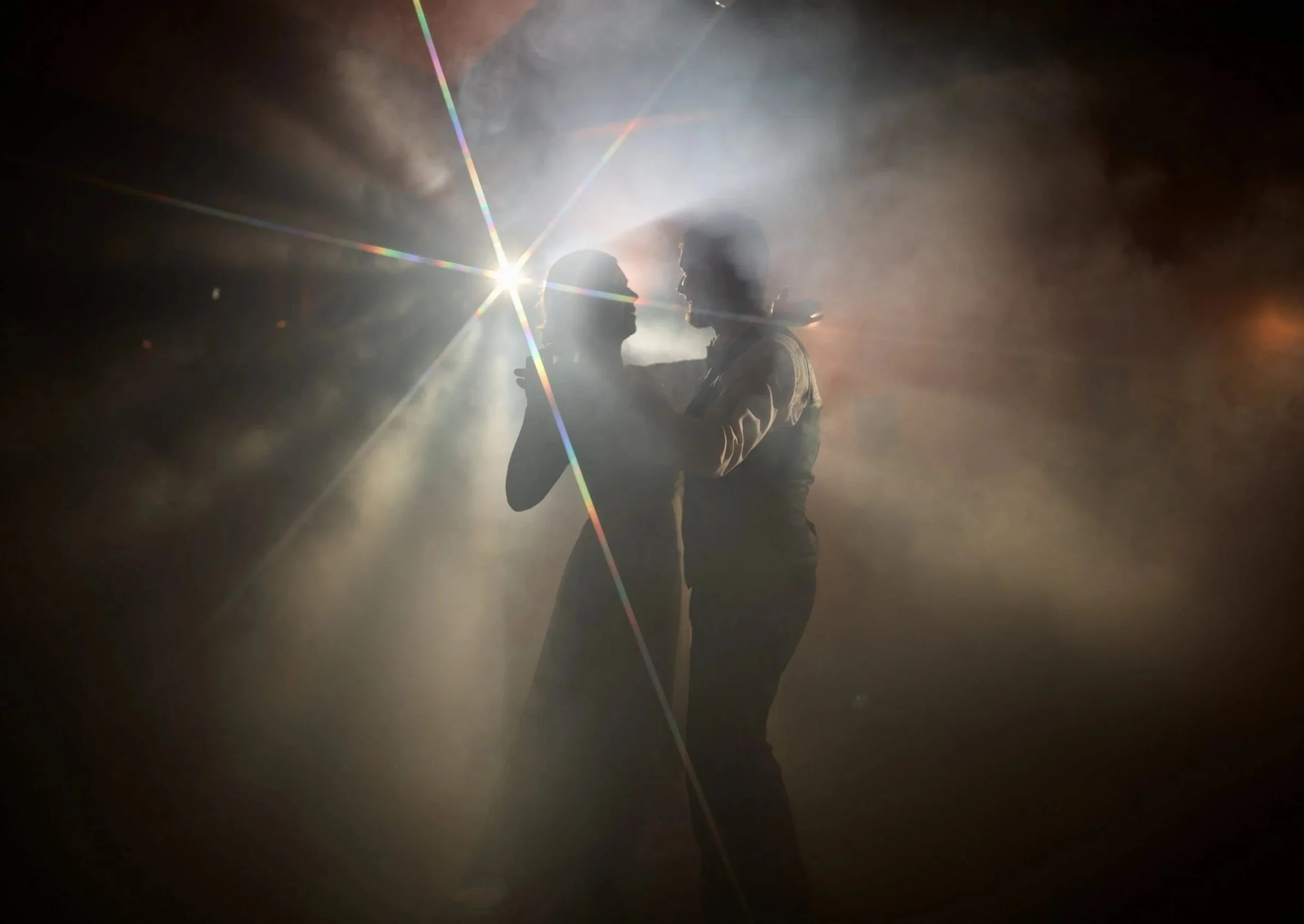 Un couple lors de sa première danse à un mariage