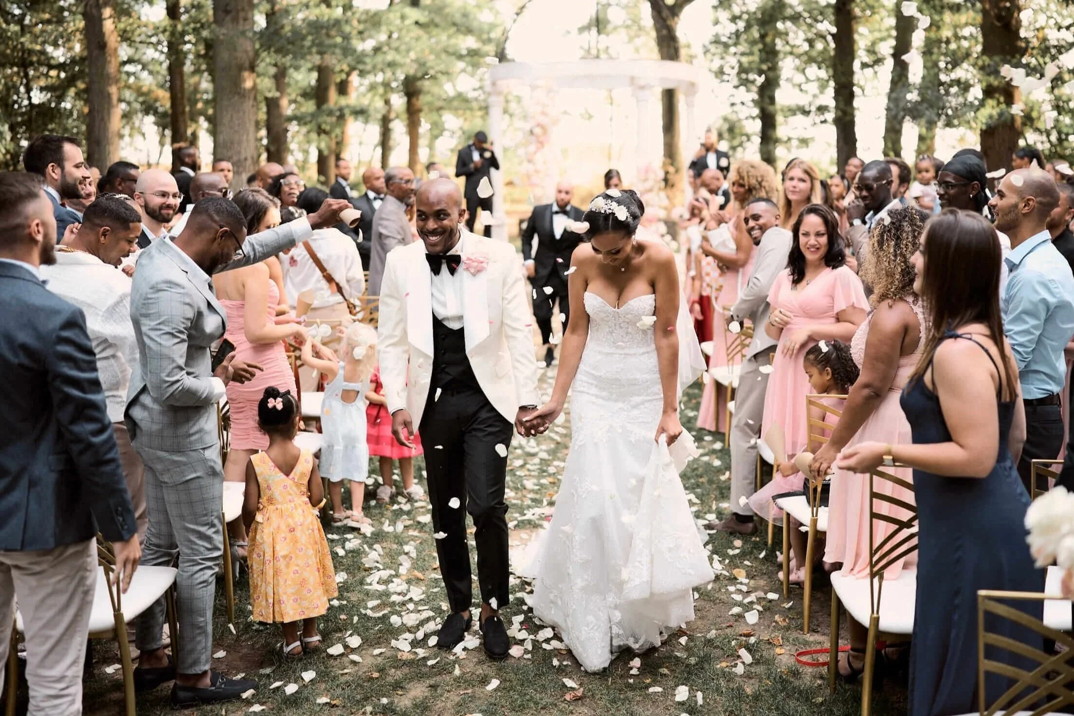 Une photo d'un couple pendant une cérémonie laïque en seine-et-marne