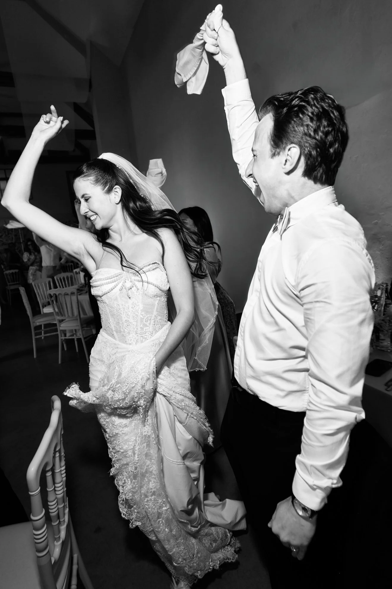 Un couple danse pendant une soirée