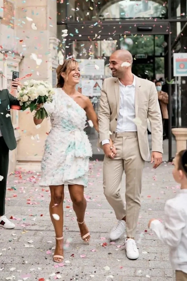 Une photo d'un mariage civil à Paris.