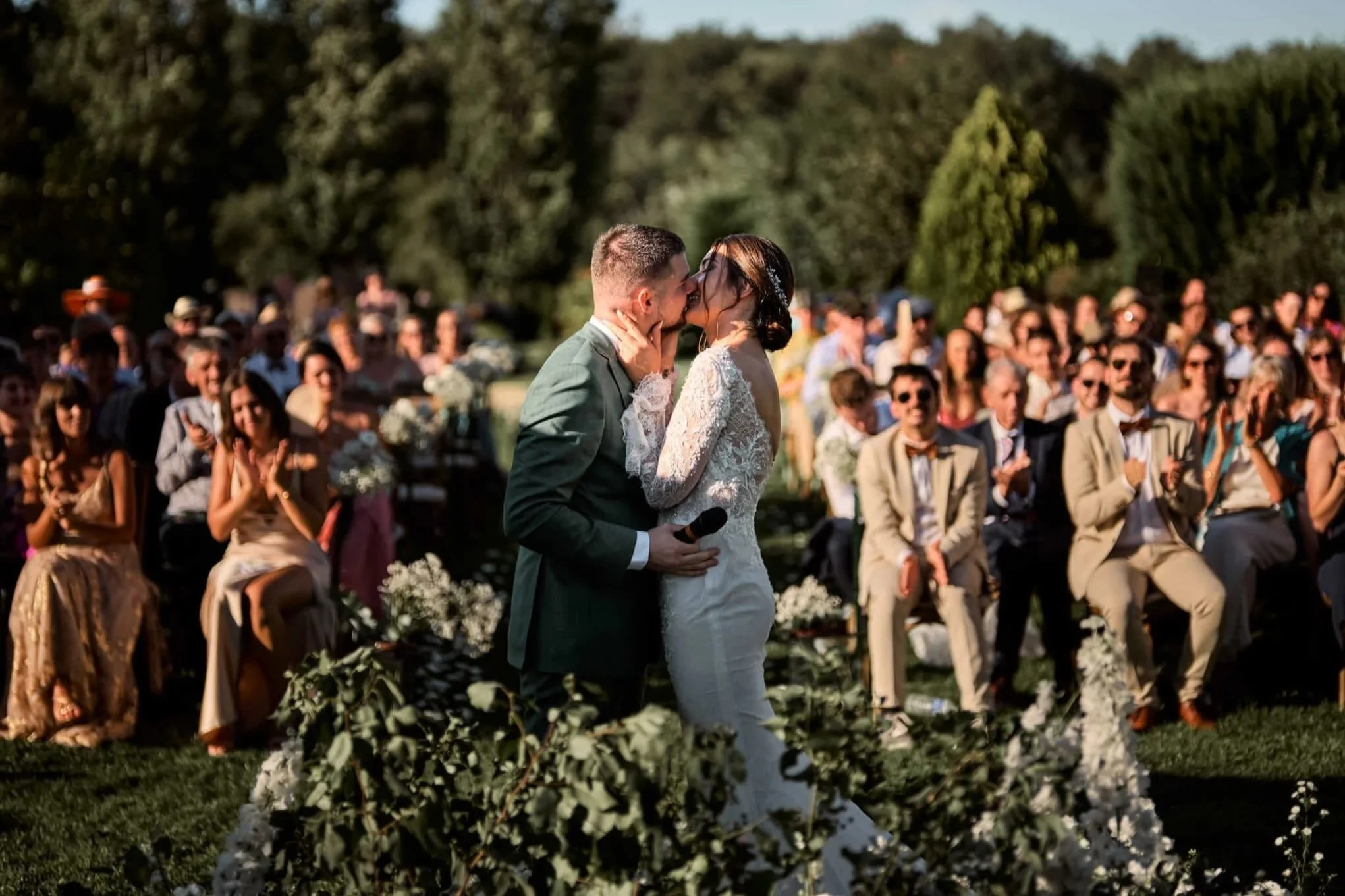 Un couple qui s'embrasse pendant leur cérémonie laïque