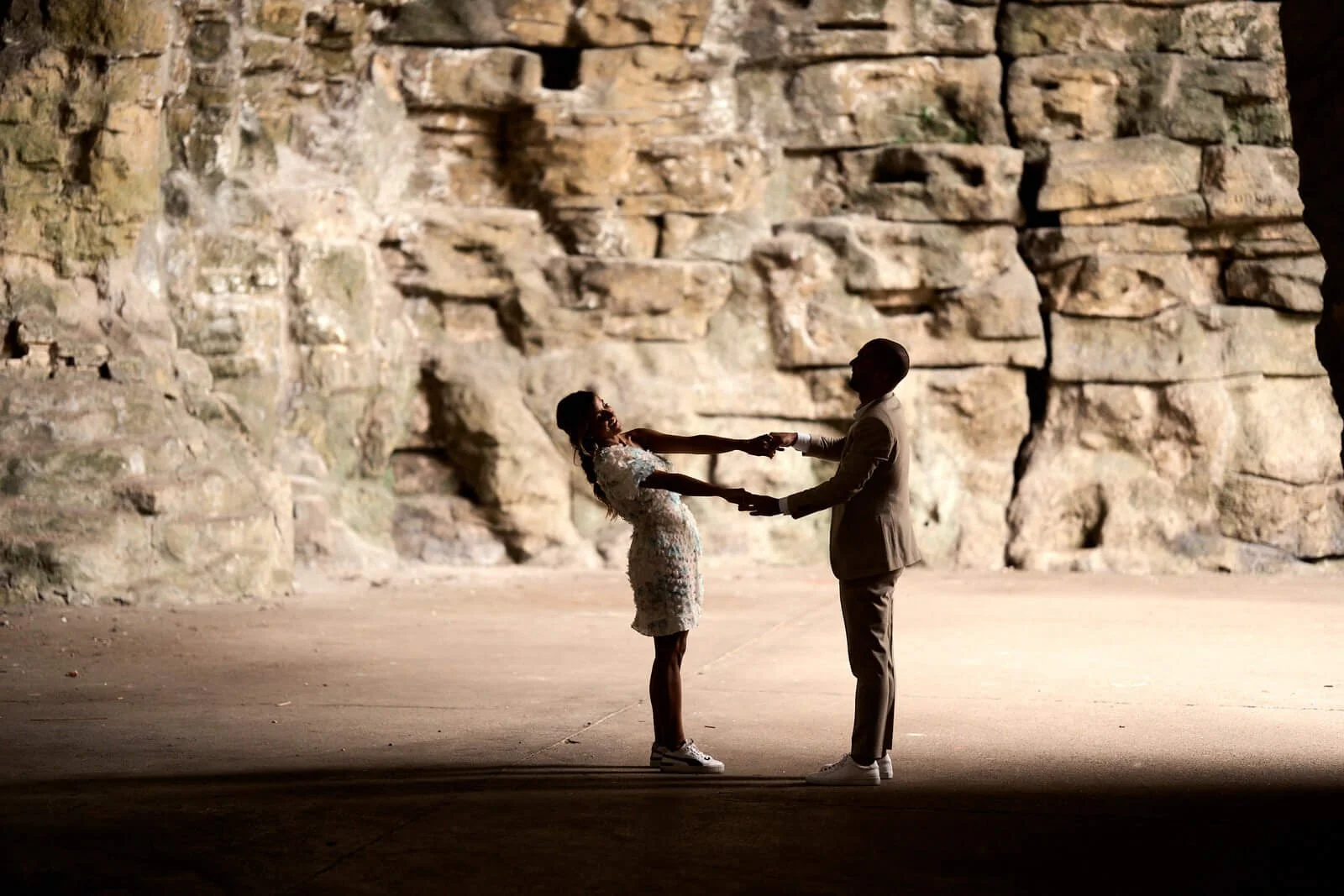 Un couple danse pendant une séance photo à Paris