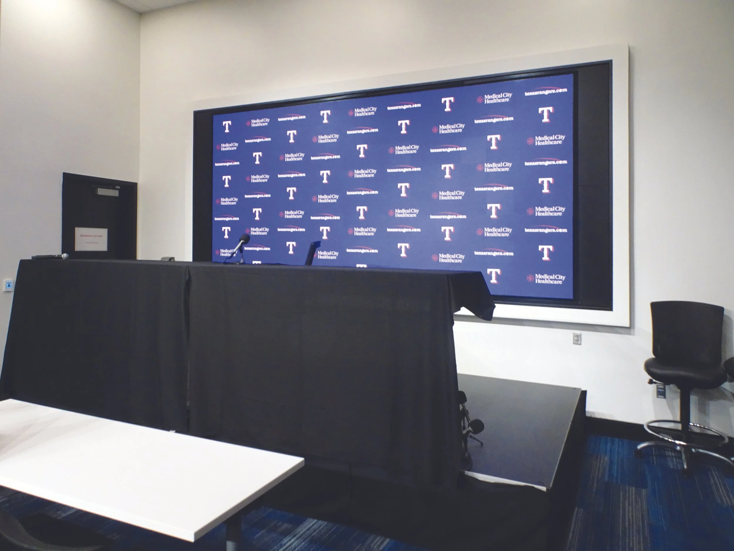  The Press Conference Room – Perhaps the most luxurious room for media to congregate, this press room is fully carpeted with a video board behind it.&nbsp; Interviewees come from a door from the clubhouse that leads right to the podium.&nbsp;&nbsp; 