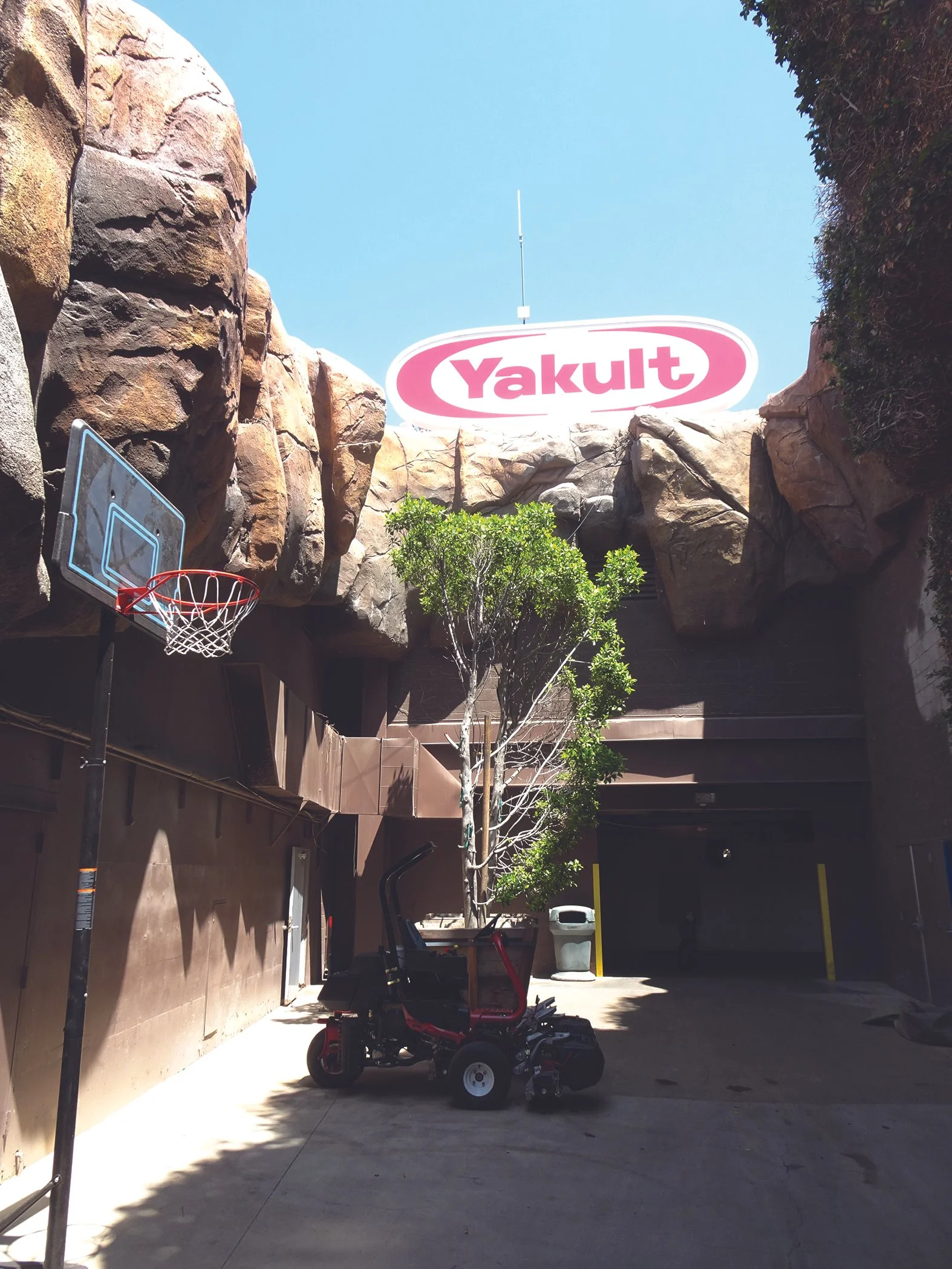  The Hoop in the Rockpile – Grounds crews around MLB work countless hours for not enough credit and pay for what they provide baseball fans.&nbsp; Shooting a few hoops here and there is a nice little breather during a long, hot baseball season for th