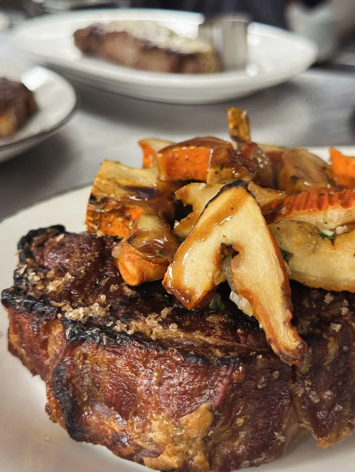 The Height of Autumn Indulgence 🥩🍁🍂 
Our 31-day dry-aged tomahawk meets the earthy luxury of chanterelles in a rich wild mushroom demi-glac&eacute;. A deep, velvety enhancement that highlights the season&rsquo;s best flavors and the unmatched qual