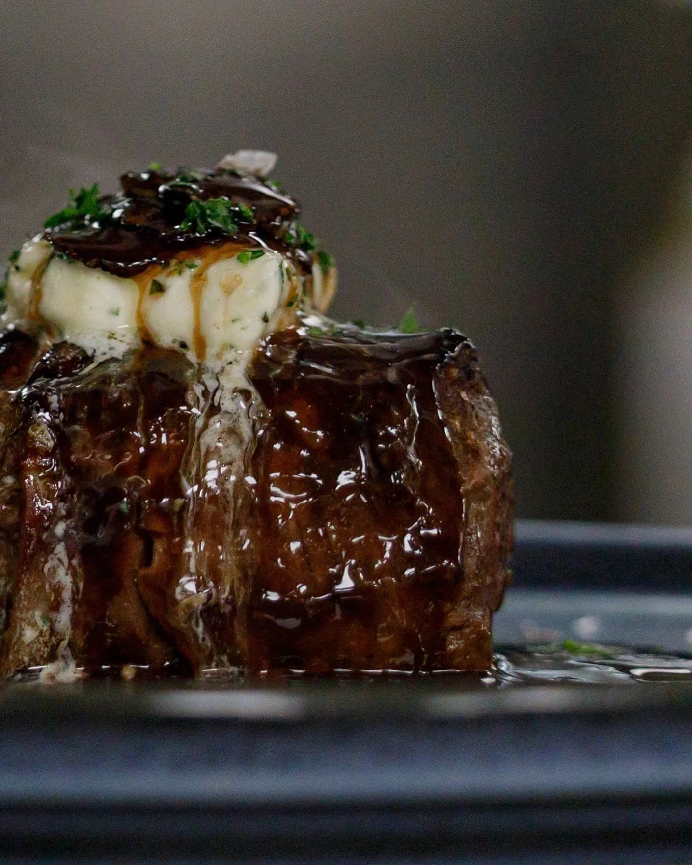 Weekend plans before Christmas? We have you covered. 

Request reservations at stalksteakhouse.com/reservations or by calling us at (907)696-3311. ✨ 

#steakhouse #alaska #finedining #eagleriveralaska #usdaprime #primebeef #charbroiled #stalksteakhou