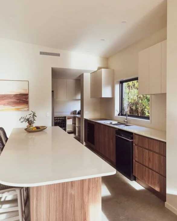 This sun-drenched kitchen brings all the luxury vibes ✨
Built as part of a new shack on a tight budget, it’s proof that with clever planning and the right team, you can create high-impact spaces that feel anything but basic.
Joinery magic by