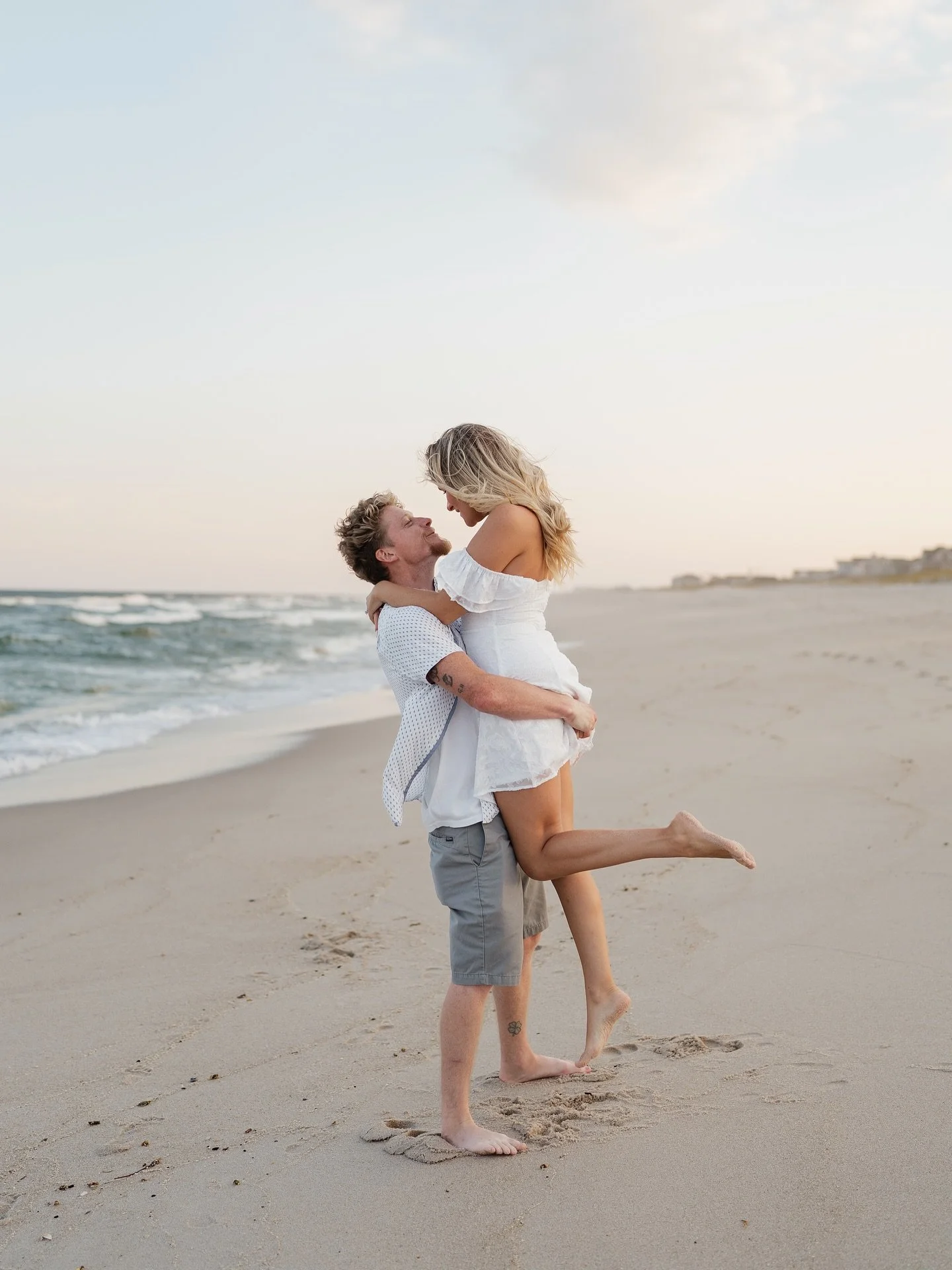 Just another perfect beach engagement session ☀️💌⛵️ 

This engagement session with Amber &amp; Bobby was so much fun!! I still cannot get over that Bobby did these photos with a broken ankle😅 but that didn&rsquo;t stop him &amp; they turned out abs