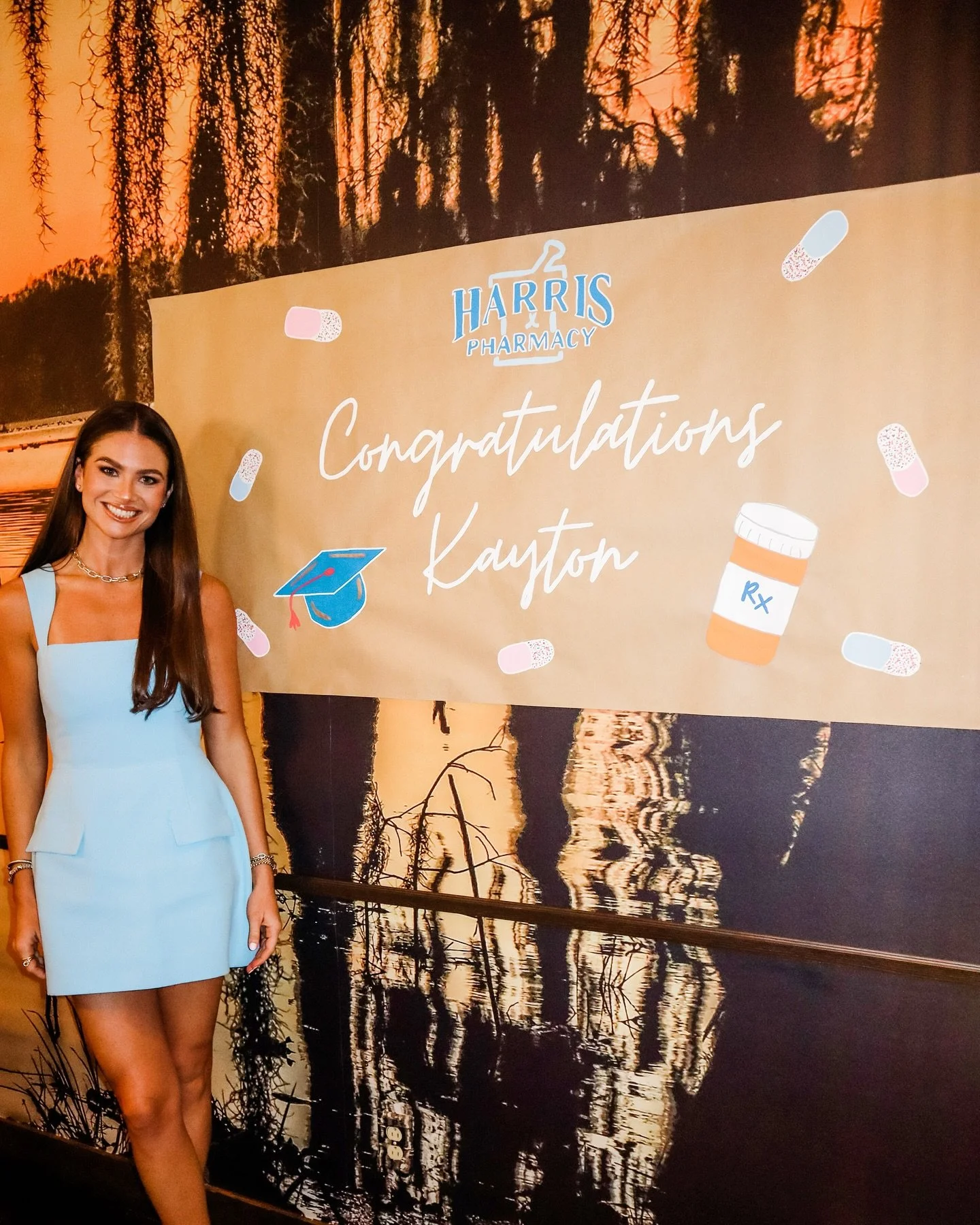 Congrats to all the grads!! Loved making this banner to help celebrate her big day!🥼💊

#21stbirthday #21stsign
#paintedsign #custom21sign #painting #birthdaysign #handpaintedsigns