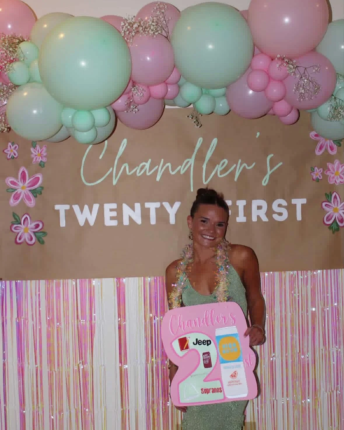 Nothing makes me happier than seeing my work out in public!! @chandlerhartung you are the cutest!!🩷🩷

#21stbirthday #21stsign
#paintedsign #custom21sign #painting #birthdaysign #handpaintedsigns