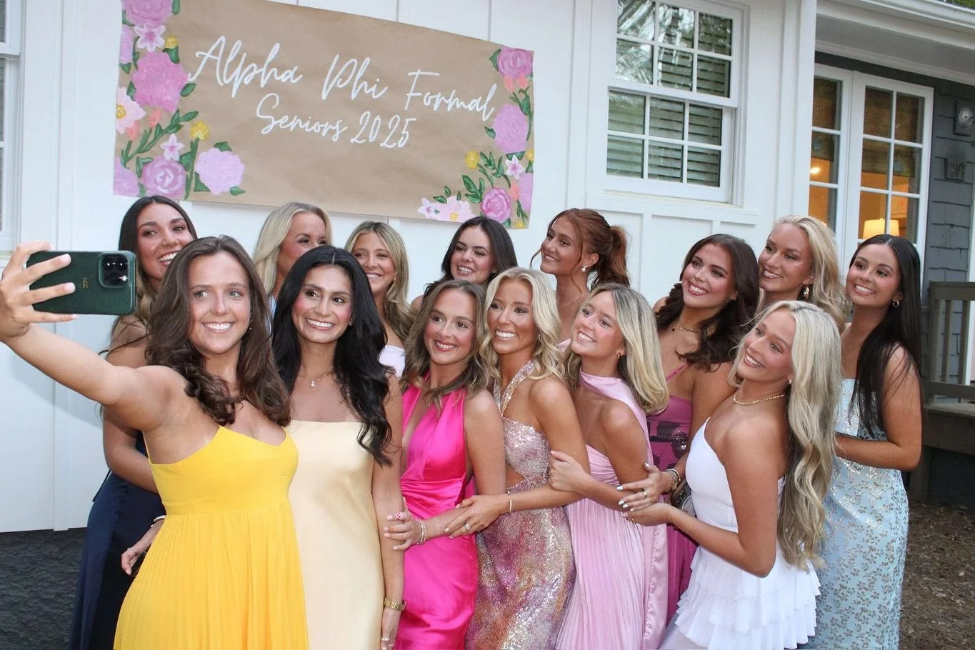 The cutest group!! Loved making this spring banner!🩷💐

#21stbirthday #21stsign
#paintedsign #custom21sign #painting #birthdaysign #handpaintedsigns