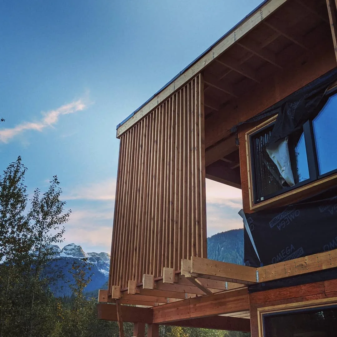 wood cladding wall on a luxurious home in Squamish on a deep blue sky done by an professional carpenter