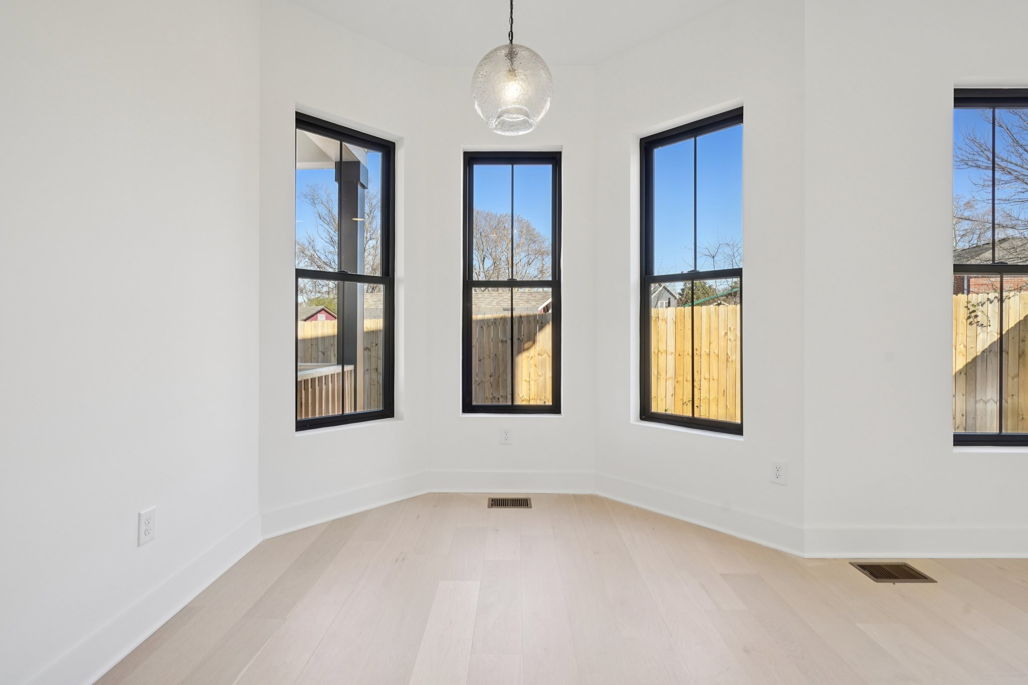 16-web-or-mls-Watsonwood Dr-S2711-014.jpg