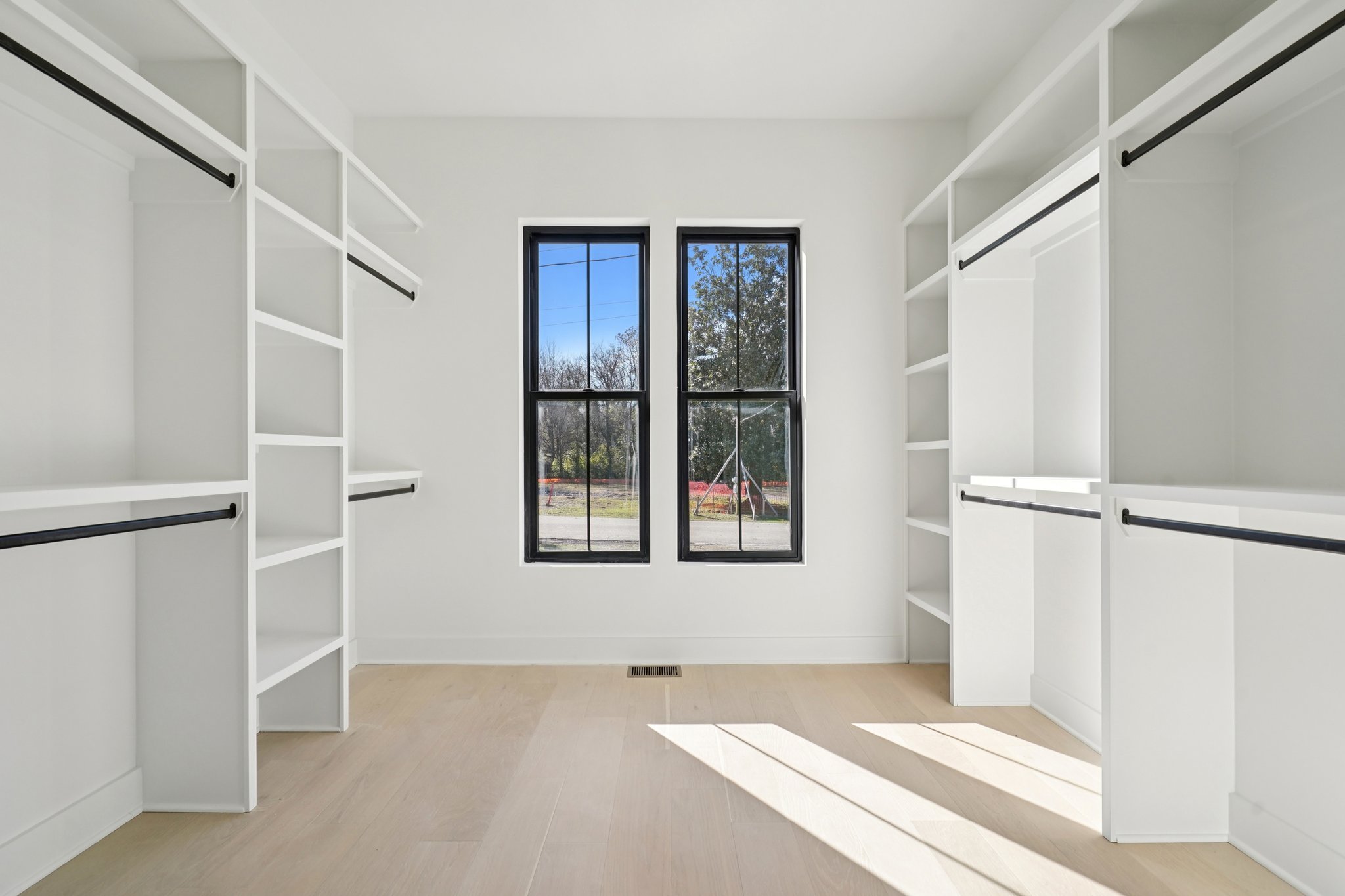 31-web-or-mls-Watsonwood Dr-S2711-029.jpg