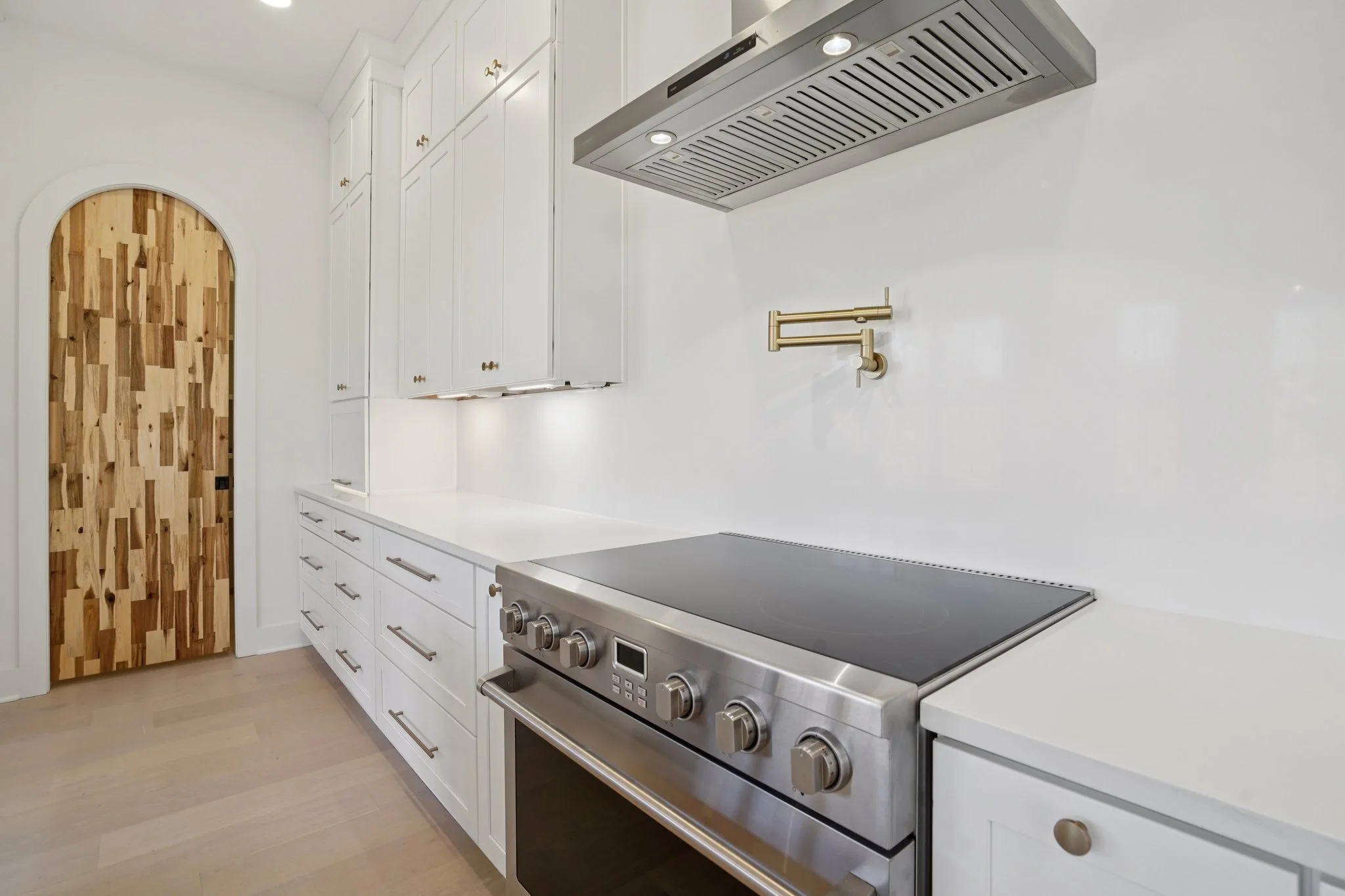 19-web-or-mls-Watsonwood Dr-S2711-017.jpg