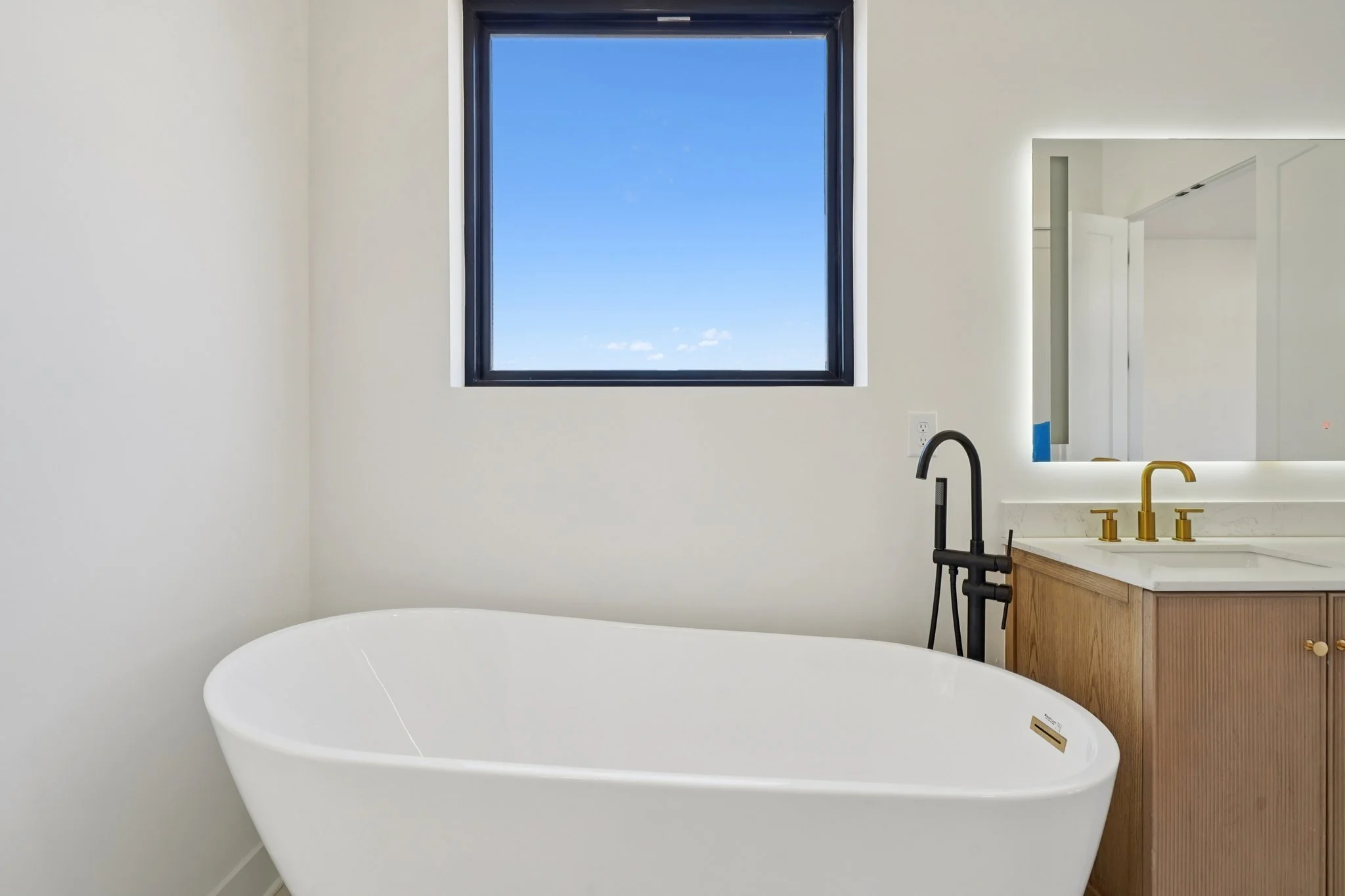 28-web-or-mls-Watsonwood Dr-S2711-026.jpg