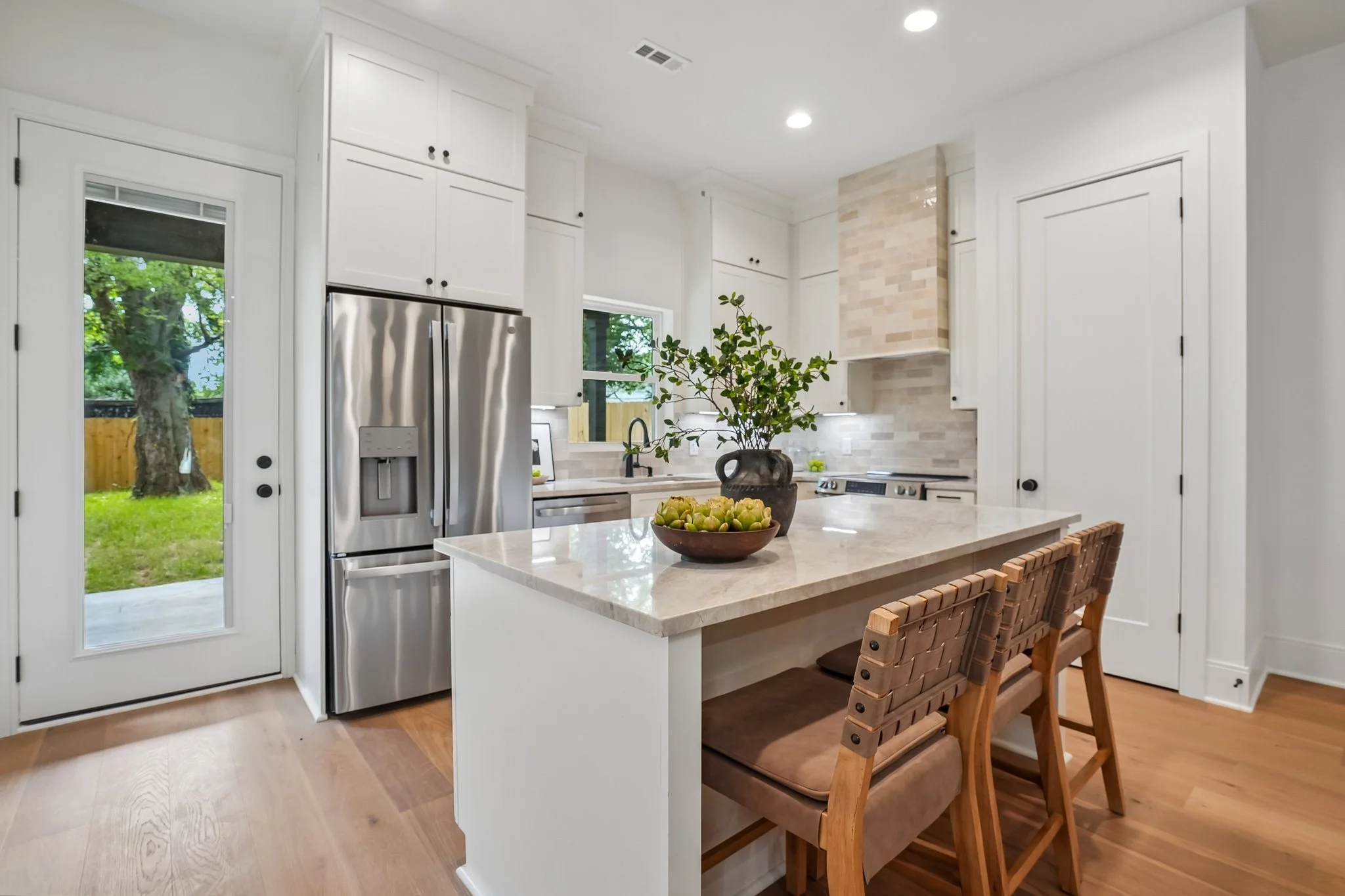 10-web-or-mls-Sultana Ave B-S0508-010.jpg