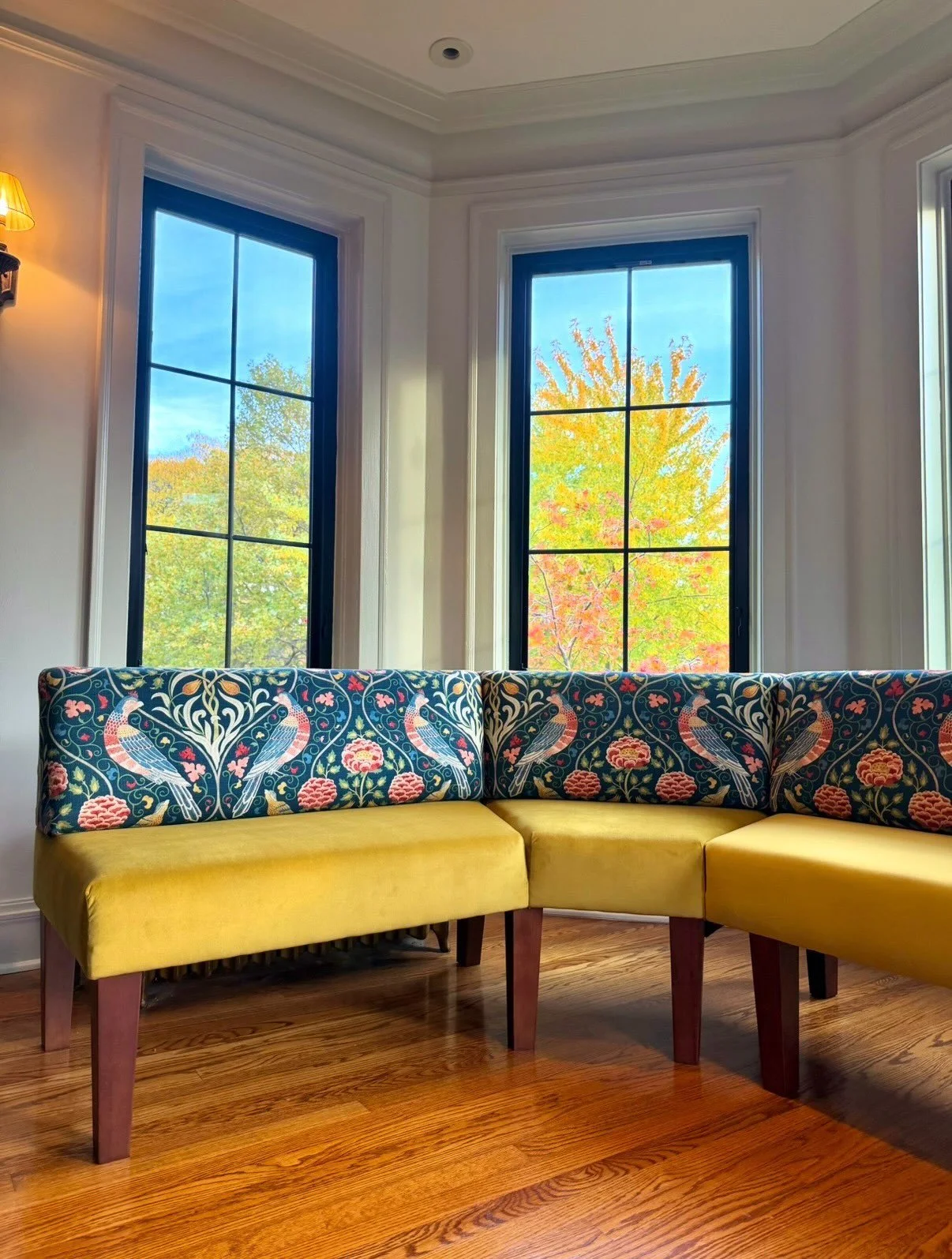 With fall right around the corner, we&rsquo;re thinking about the colours in the leaves.. and on this custom banquette we fabricated for a historic Evanston home. 🍂

The vintage @wmorrisandco fabric and chartreuse velvet seats paired so beautifully 