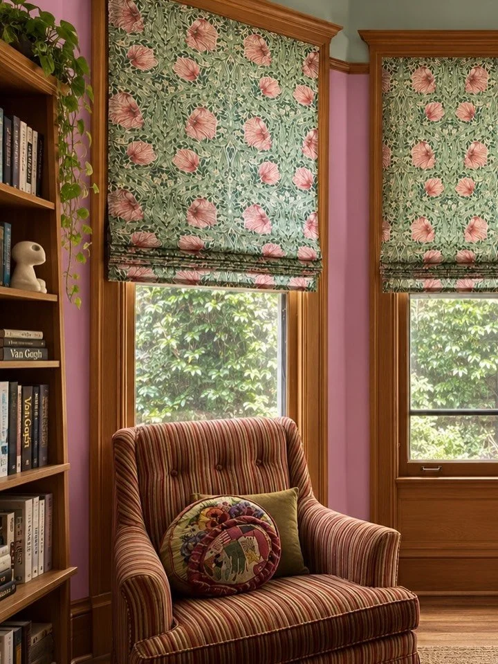 Morris on the windows. Bloom behind the seams. 🌿

Custom Roman shades made in the Bloom &amp; Co. drapery workroom, featuring @wmorrisandco Pimpernel in Shamrock/Watermelon.