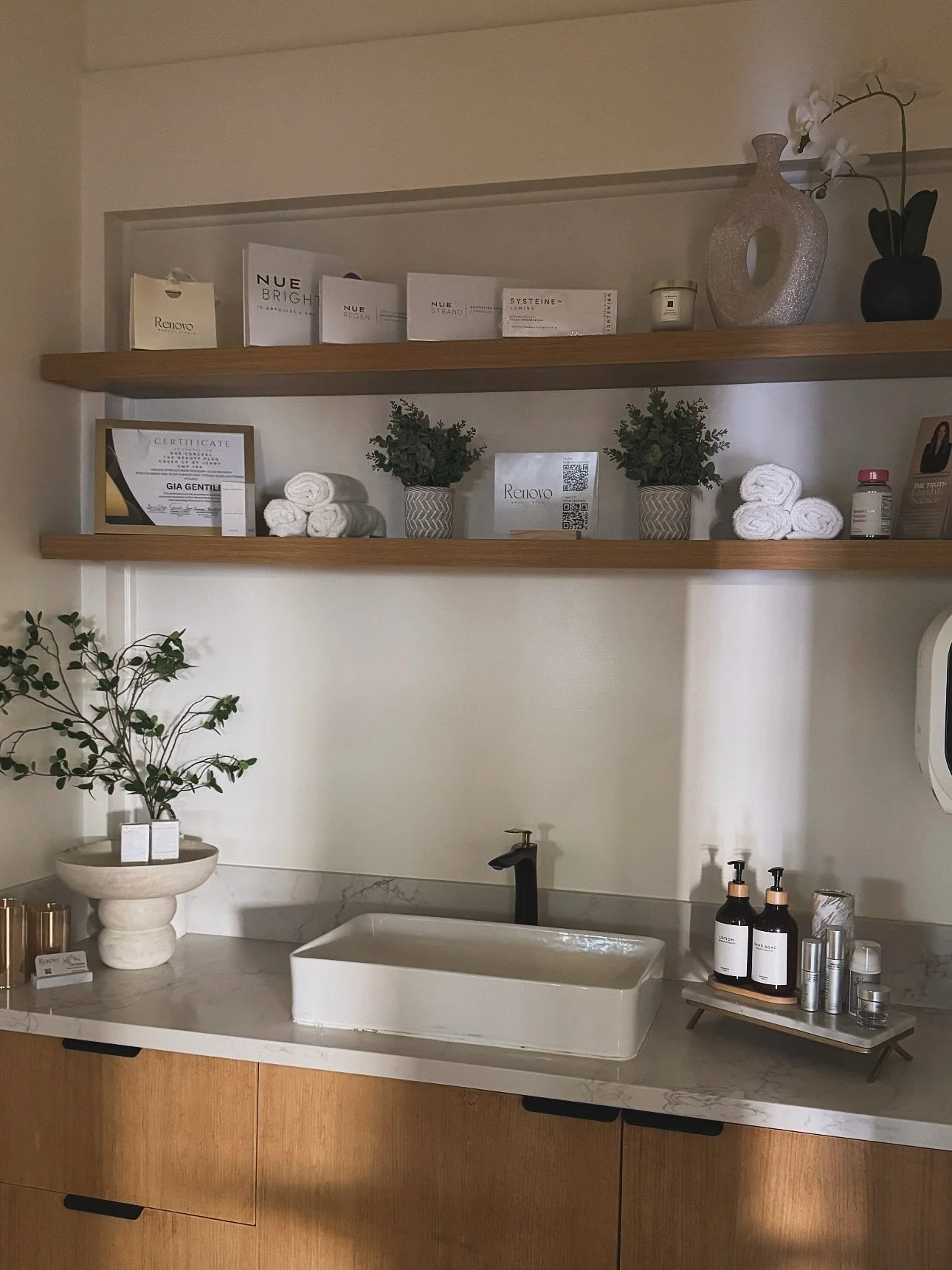 A few of my fav October moments so far 🧡🍂🍁 

&bull; My studio &mdash; lights off, still gorg
&bull; SBE cuteness
&bull; ☕️ with colleagues
&bull; Tray prep
&bull; An inspirational quote I loved
&bull; BFFs supporting each other in business

There&