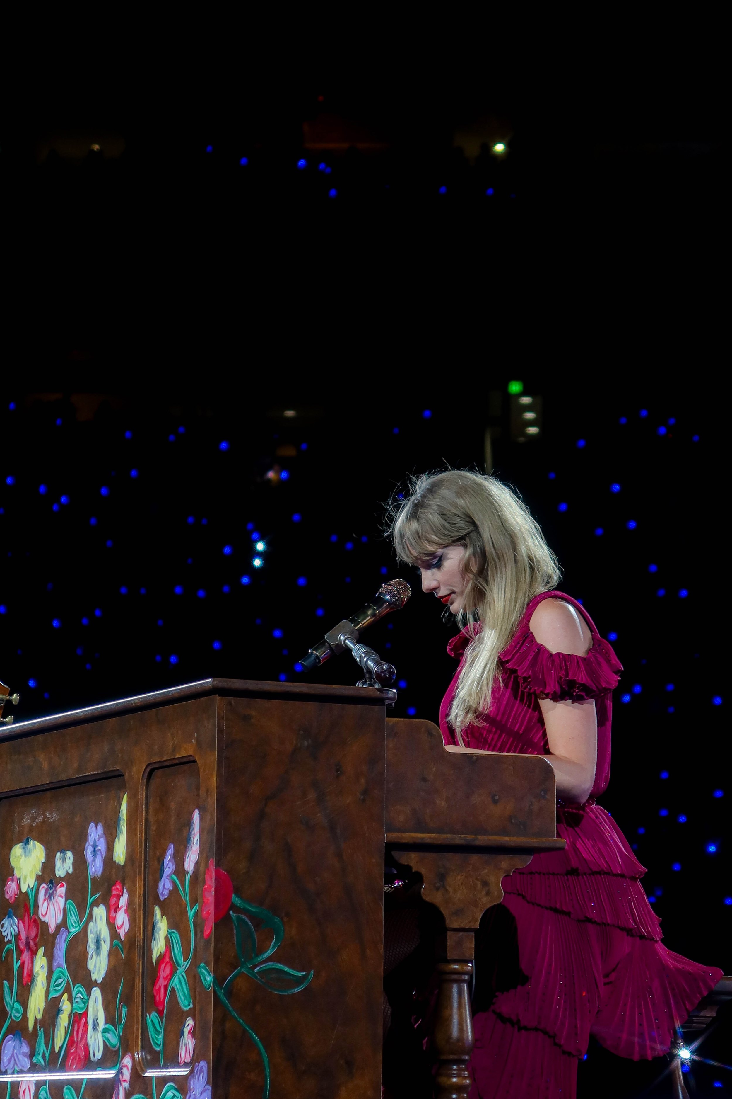 TAYLOR3.jpg