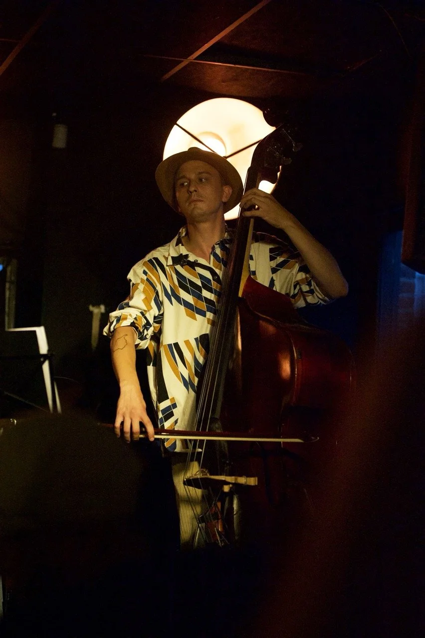 Albert med bue Large.jpeg