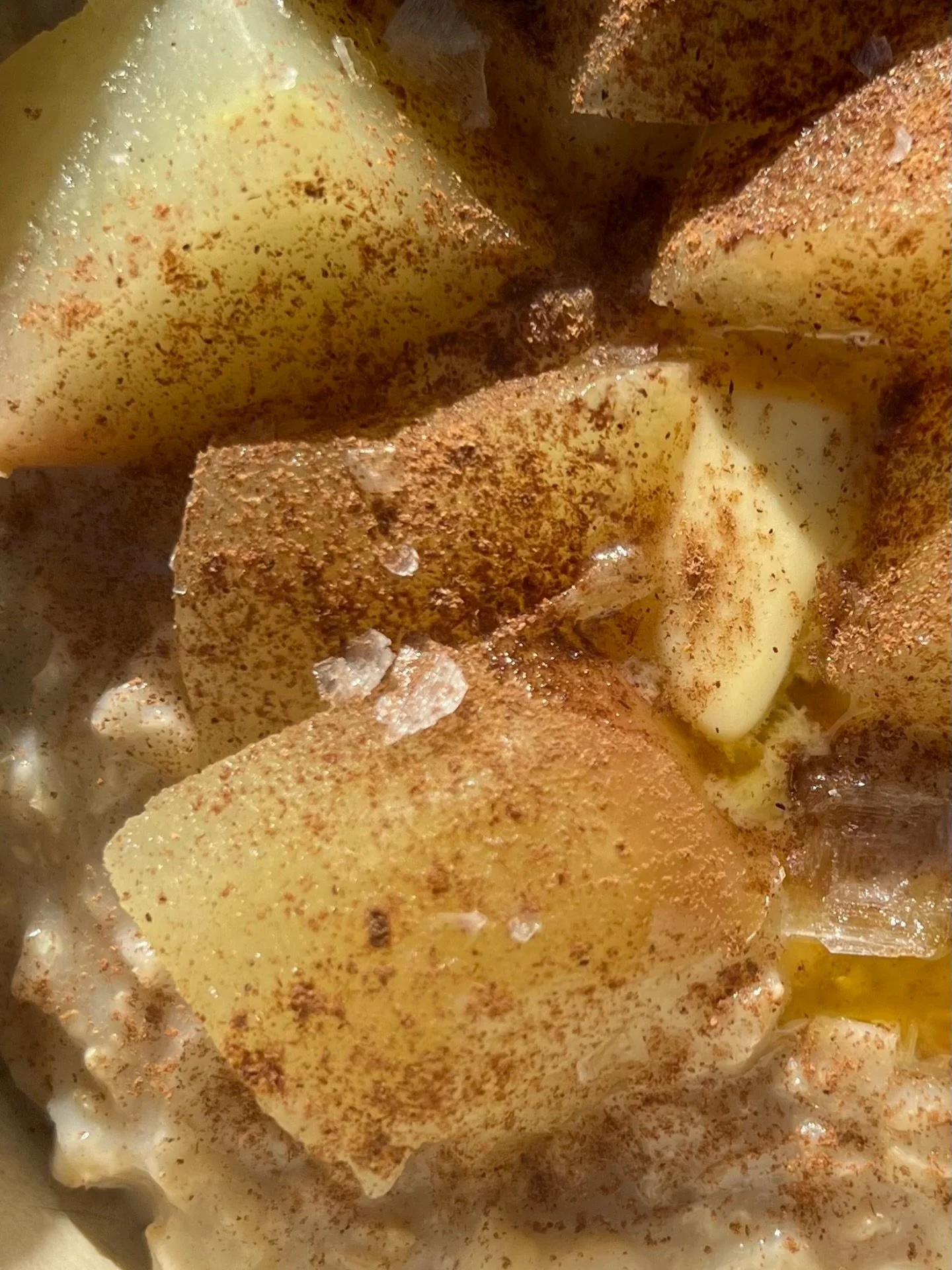 Did you know&hellip;

It&rsquo;s not always what you eat, but how you eat that can shape how your body processes food.

A client recently tested this with a CGM (continuous glucose monitor), eating the same meal:
&ndash; once while working
&ndash; on