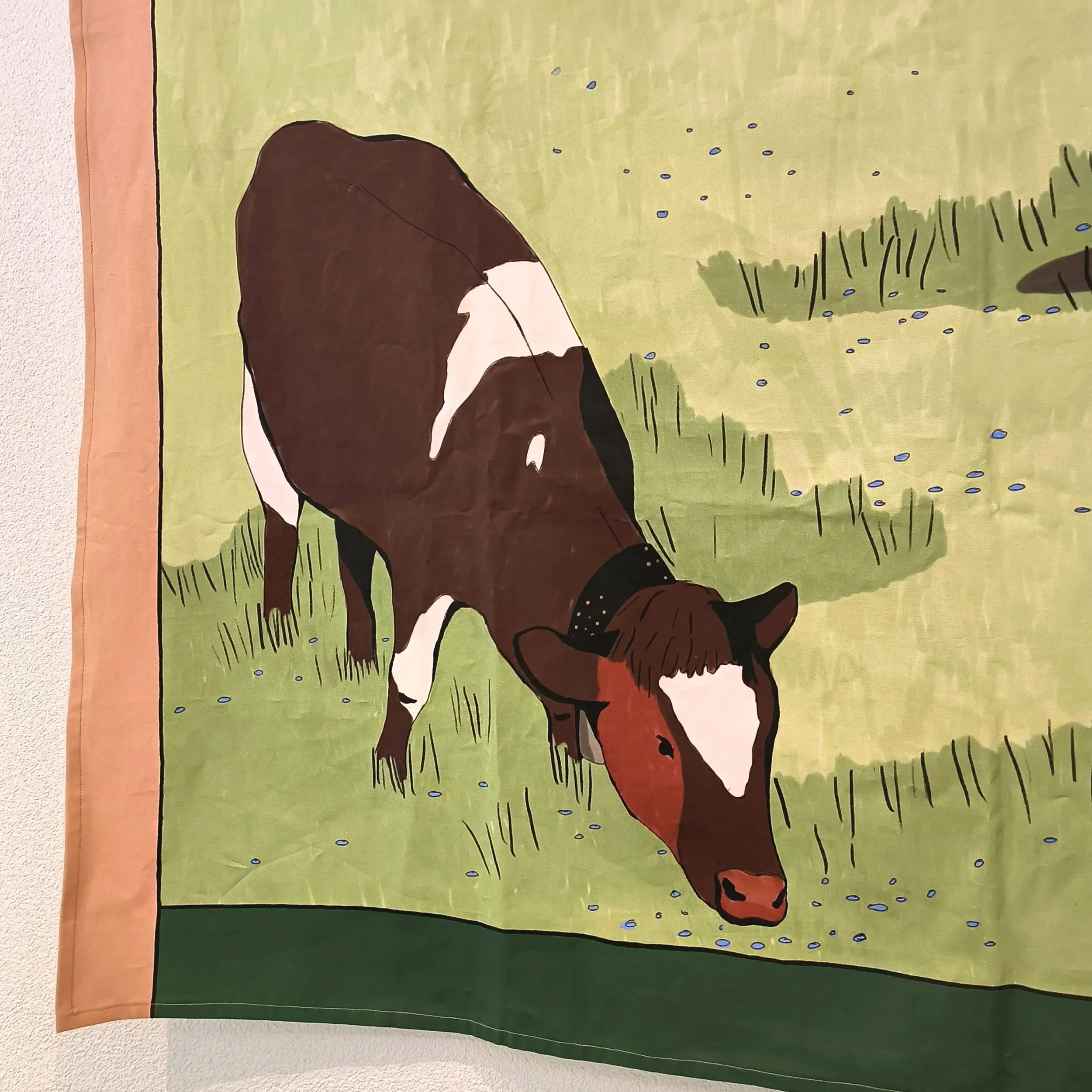 Illustration d'un vache valaisannes qui broute de l'herbe dans un pâturage, imprimé textile sur mesure par Cécile Krähenbühl