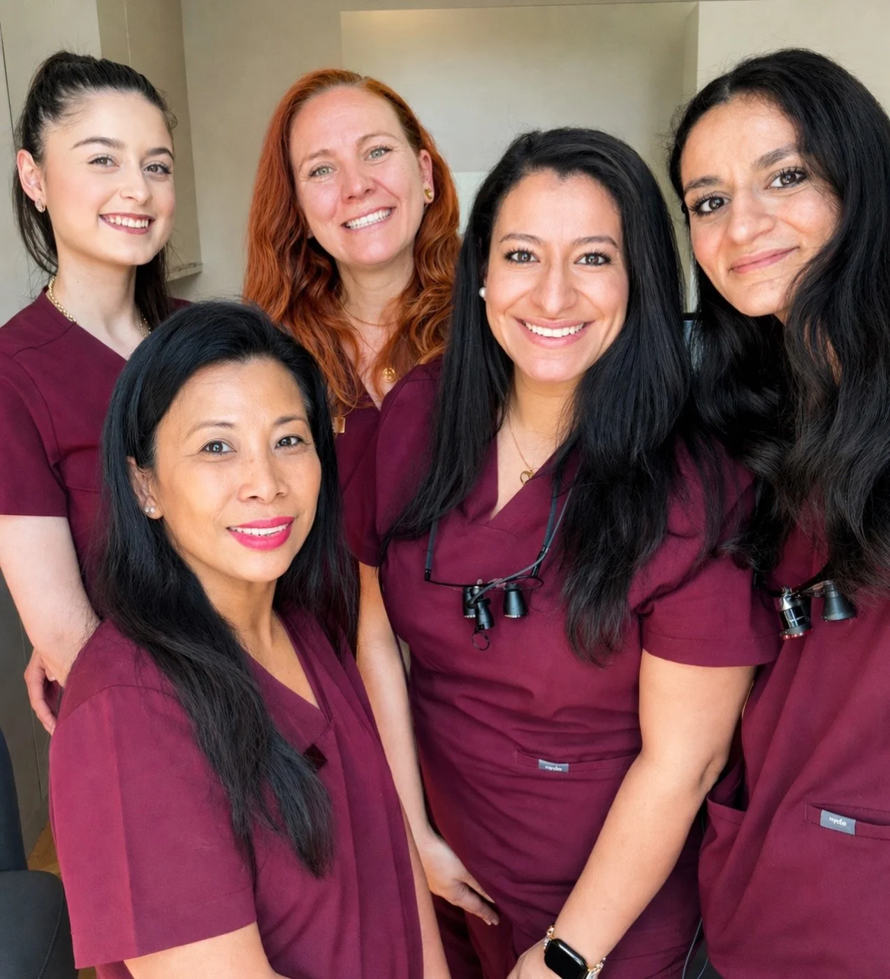 Dreamteam ✨ 

Hinter unserer Praxis steht vor allem eines: ein Team, das jeden Tag mit viel Herz, Freude und Zusammenhalt f&uuml;r euch da ist 🤍

Umso sch&ouml;ner, wenn man sich im Alltag auch in dem wohlf&uuml;hlt, was man tr&auml;gt. Wir freuen u