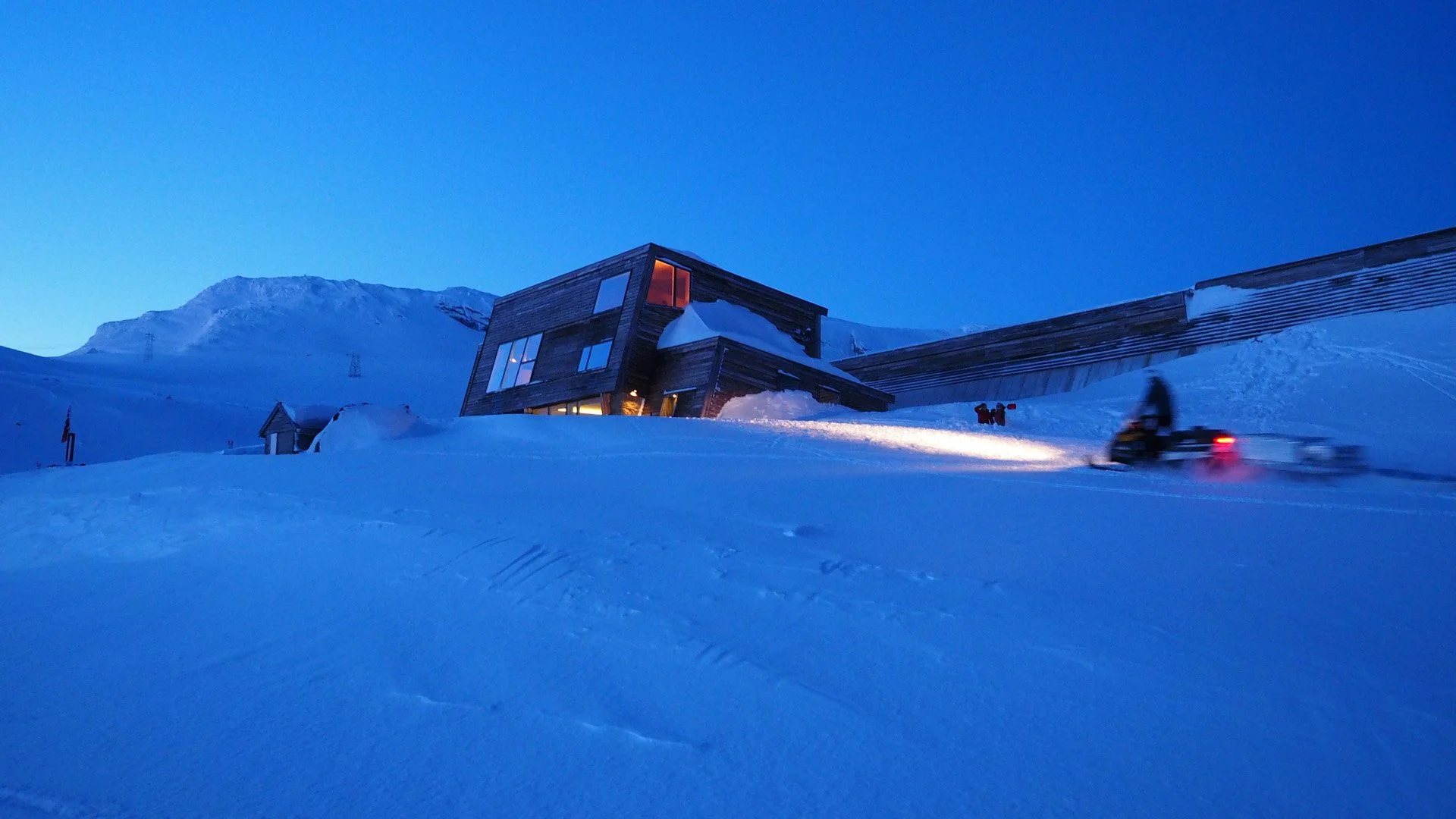 The Finse Mountain Lodge-Steinboligen-blåtimen-scooter-L.jpg