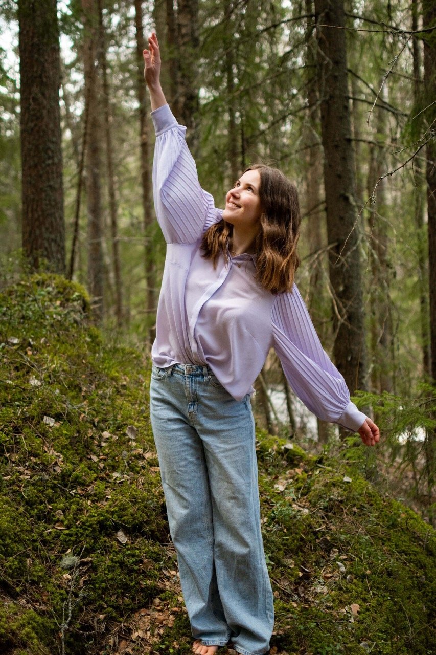 Bambisites yrittäjä kurottaa metsässä kohti valoa