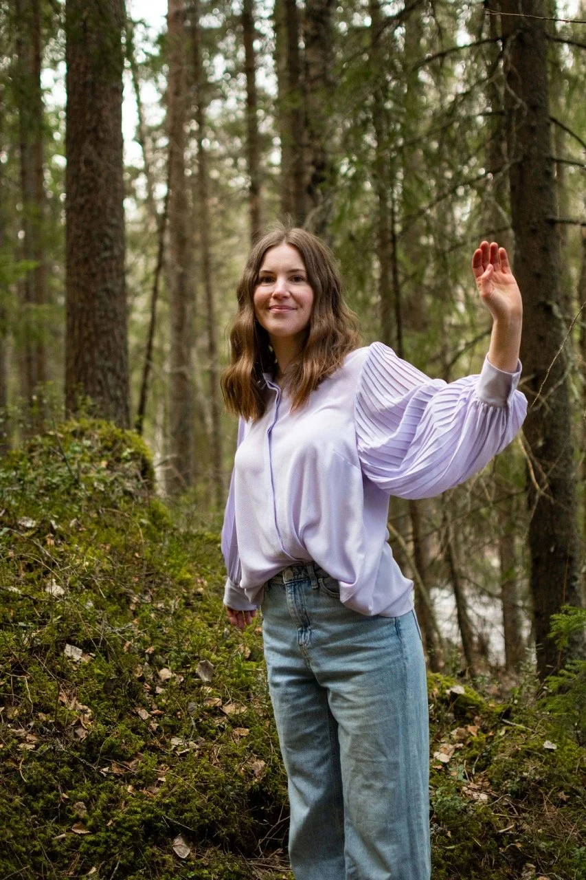 Verkkosivun tekijä metsäisessä maisemassa.