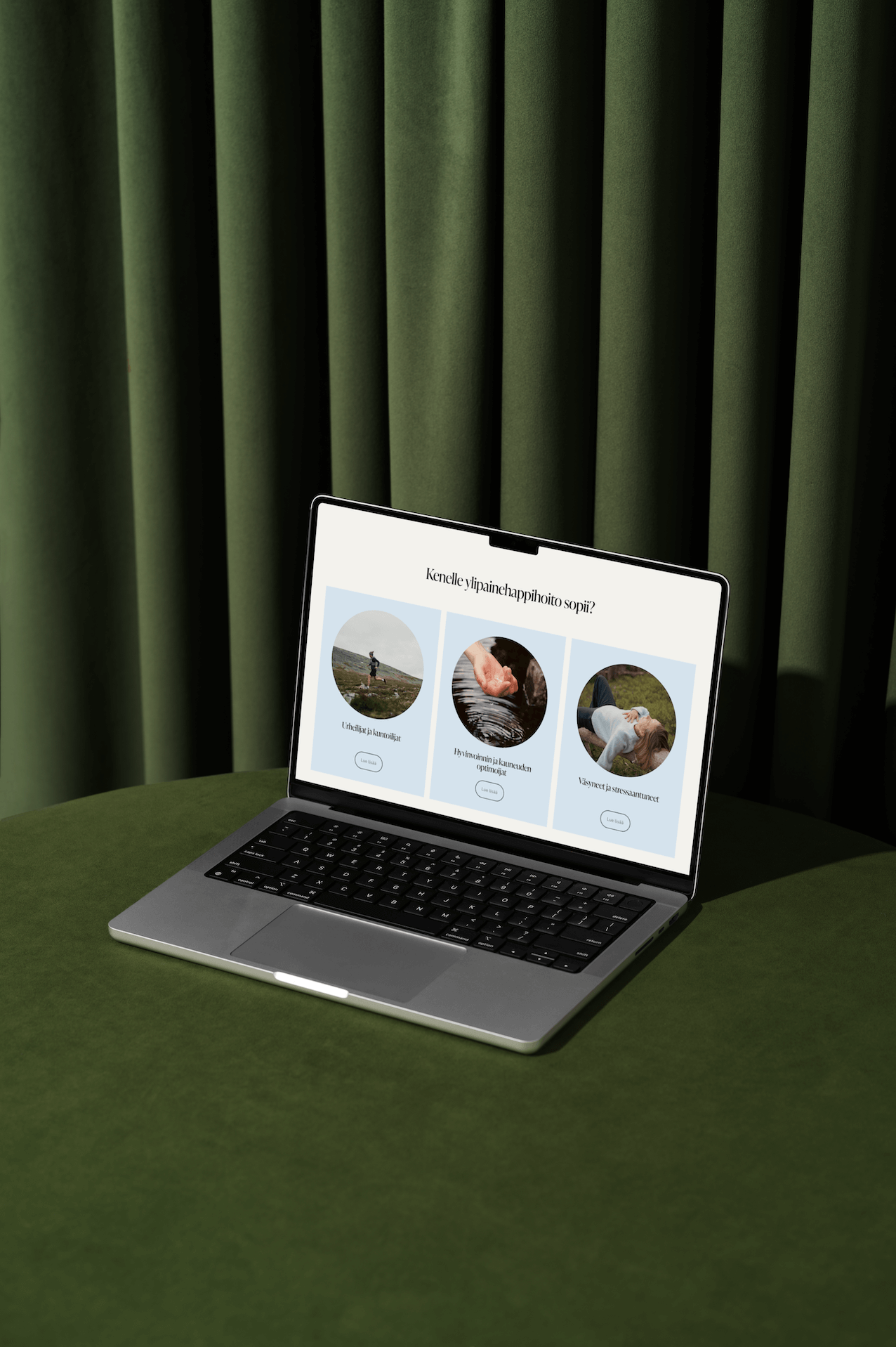 Referenssi: Hyvinvointialan yrittäjän Squarespace-verkkosivut läppärin näytöllä.