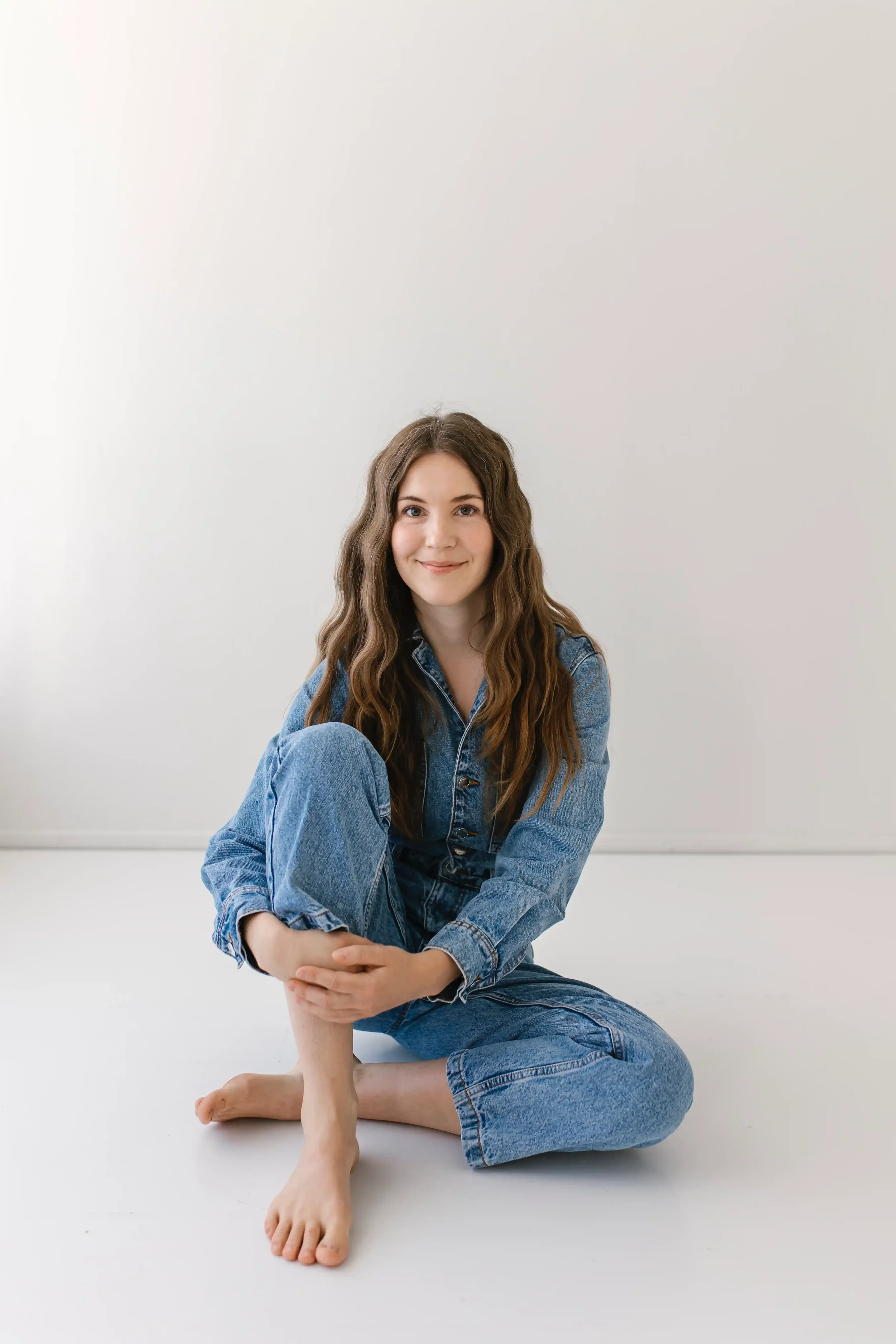 Bambisites Vilma istuu ja katsoo kameraan