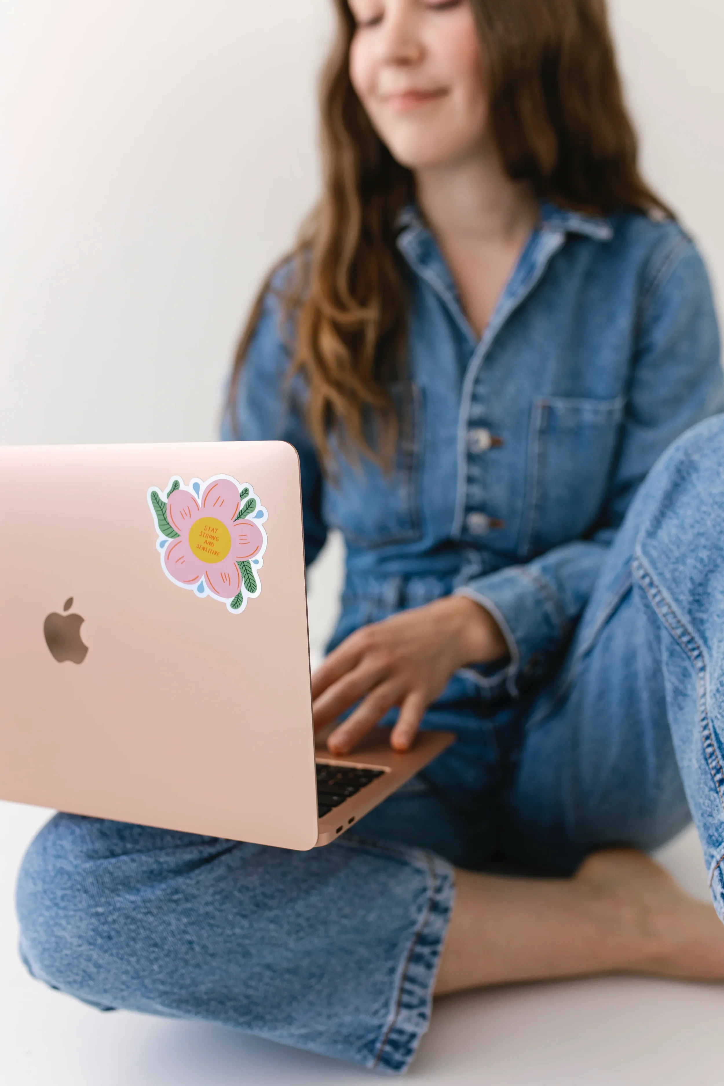 Squarespace-asiantuntija työskentelee tietokoneella.