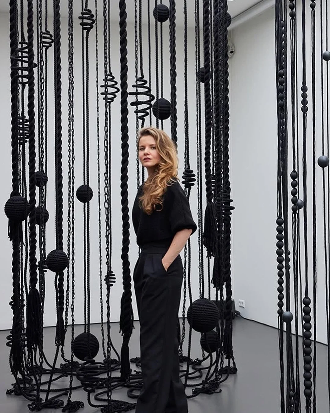 Re-post &bull; @ddd_daily
Crafted Columns by Fransje Gimbr&egrave;re

Within the making of Crafted Columns, Fransje Gimbr&egrave;re explored the many possibilities in which a single yarn can be manipulated by hand into a new form. One long yarn forms