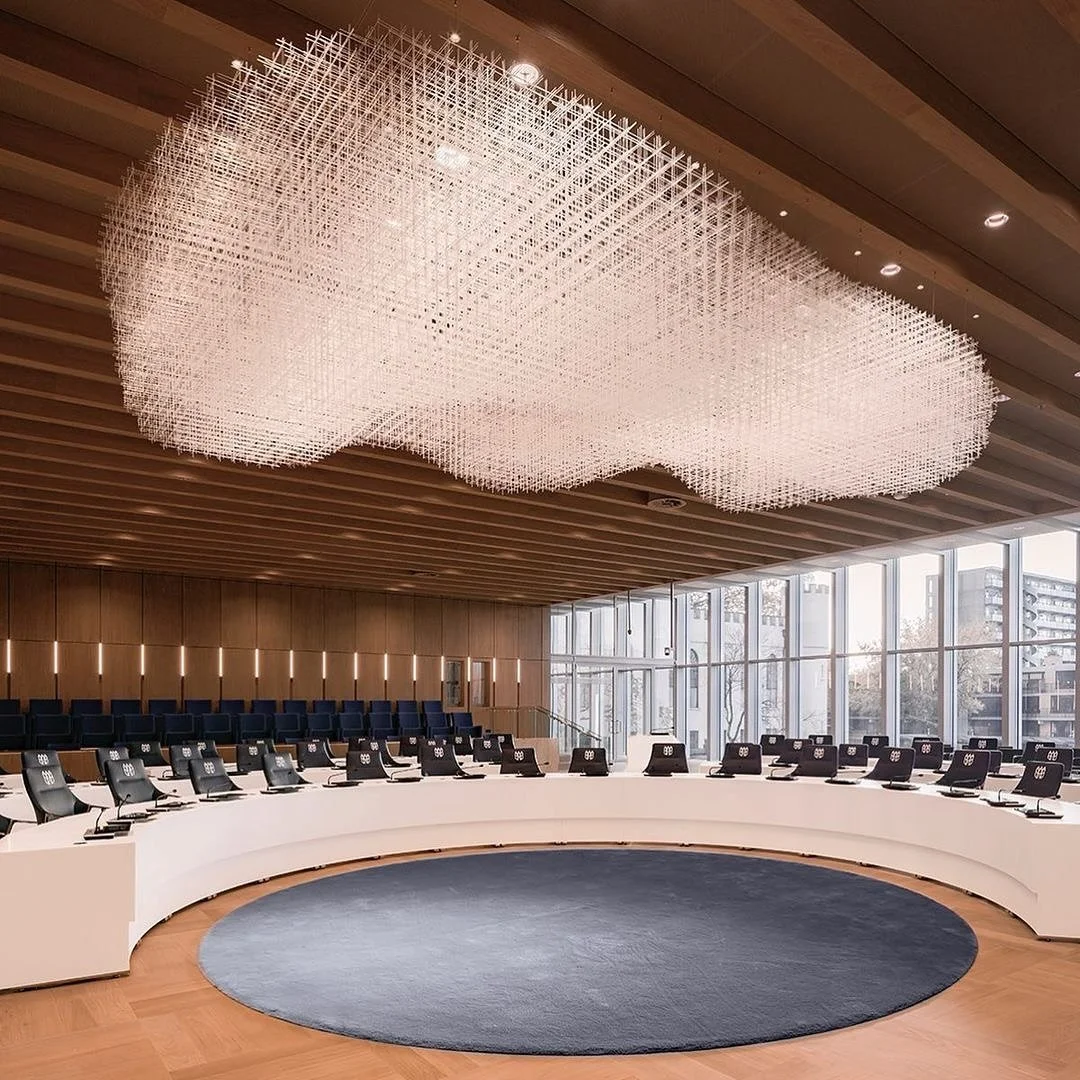 Re-post &bull; @ddd_daily 18.11.2024 &gt;
Cirrus by Fransje Gimbrere
A three-dimensional hand-woven textile sculpture of glass fiber threads, designed by Fransje Gimbr&egrave;re for the City Council Chamber of the Municipality of Tilburg. 

Today&rsq