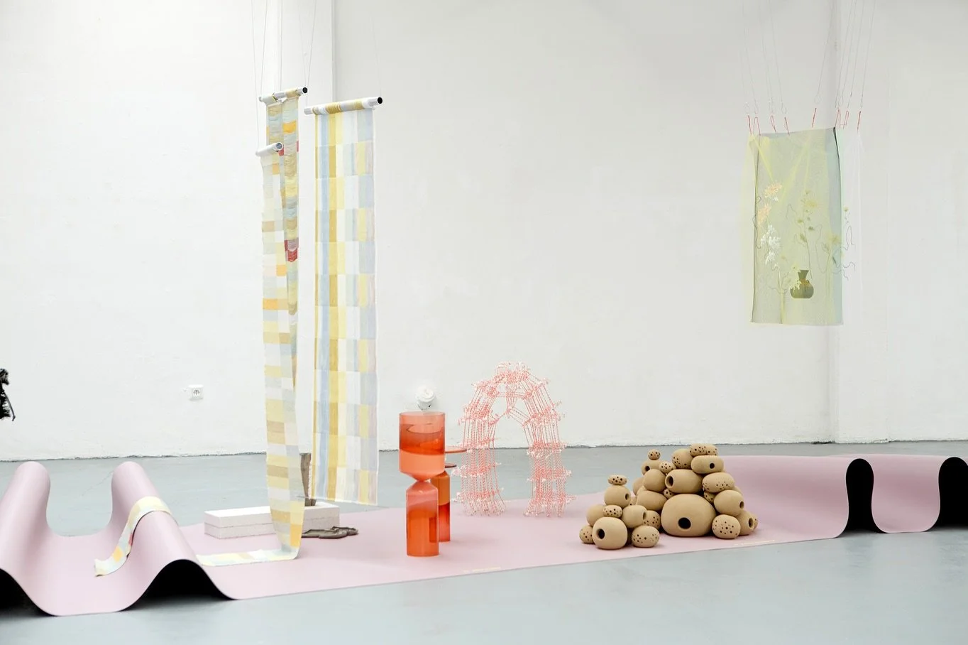 Standing Textile(s) - Red Arch is exhibited amongst 85 other inspiring works at HOW&amp;WOW by @craftscouncilnederland 🌞

Find HOW&amp;WOW @craftscouncilnederland 
in @defabriekedhv with the beautiful exhibition design by @studiojeroenvanveluw 🟣
Ma