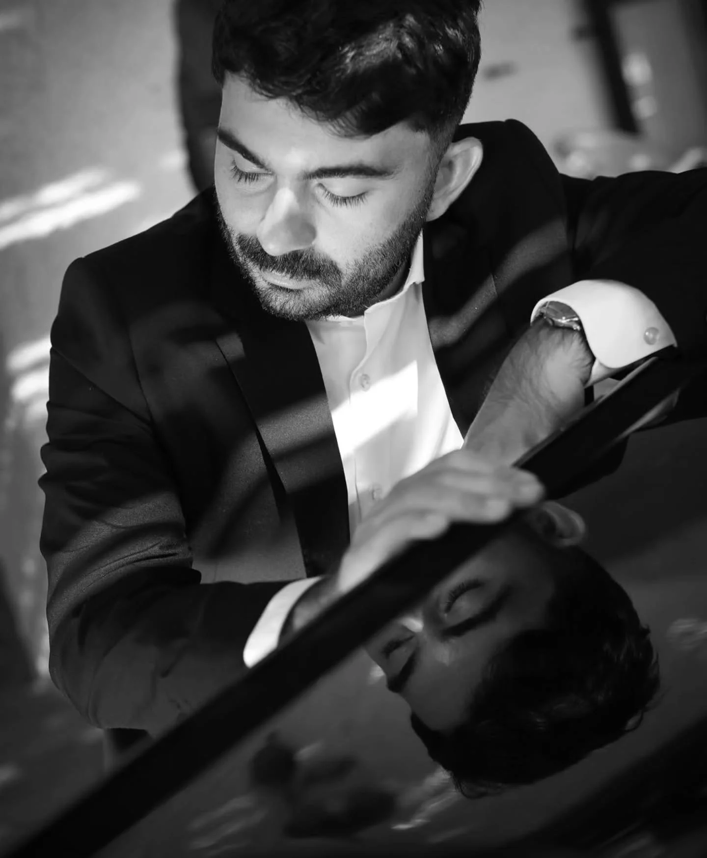 Sono immensamente grato alla musica, perche questa volta mi porta negli USA🇺🇸 

Il 3 novembre il mio debutto a New York, al Barge music concert hall! 🌃🍎 

Una serie di concerti dedicati alla musica italiana ed io suonero la fantastica musica di M